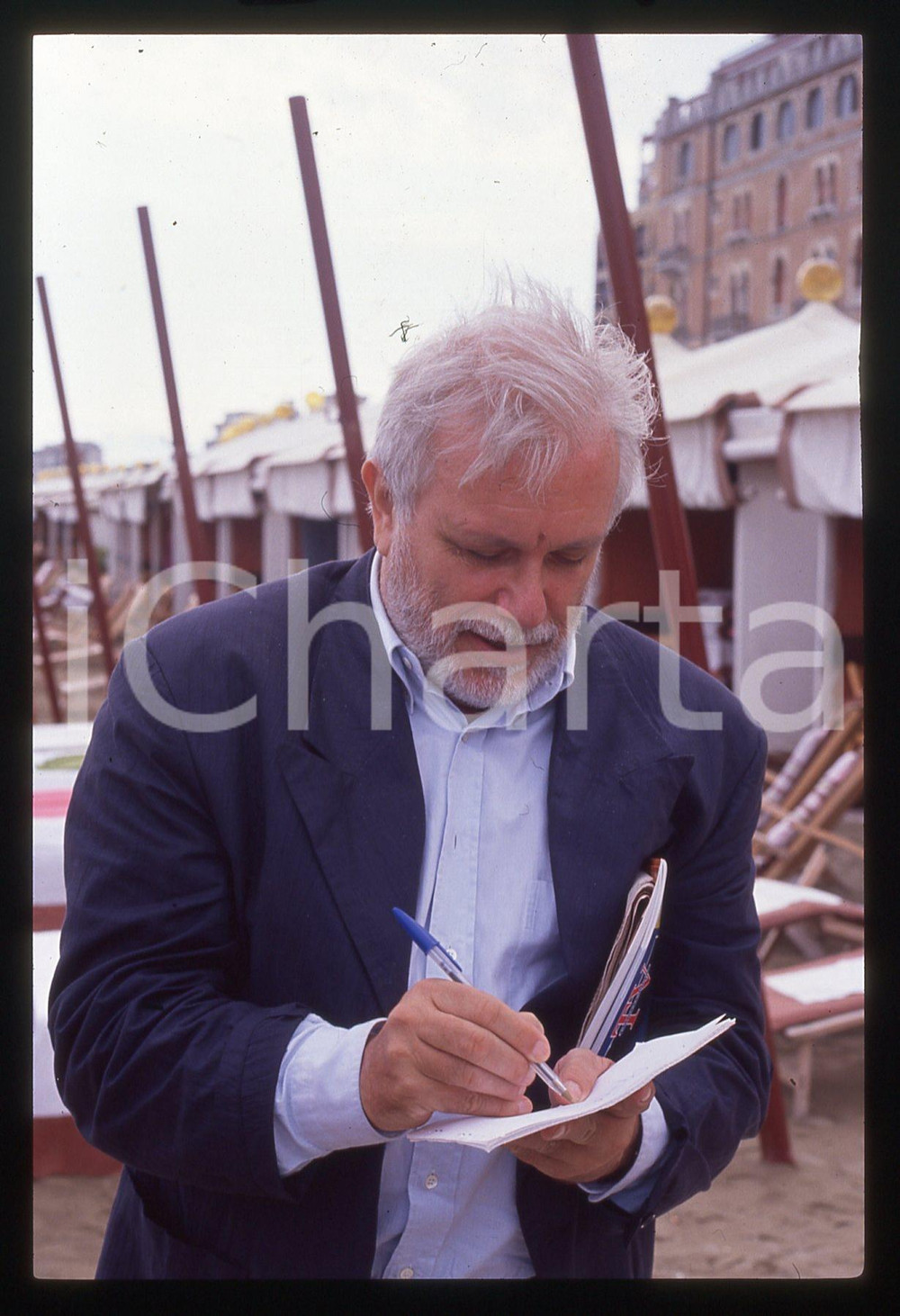 Luciano DE CRESCENZO - FESTIVAL CINEMA VENEZIA - 1990 ca 35 mm vintage slide 36 Diapositiva d'epoca, in formato 35 mm.CONDIZIONI: GOODE' severamente vietata la riproduzione. Tutti i diritti sono riservati.ICharta mette in vendita, sul negozio eBay e in esclusiva sul sito "icharta" il proprio archivio composto da numerose diapositive e negativi fotografici d'epoca, tutti originali e autentici, che attraversano la storia del costume italiano tra gli la fine degli anni Sessanta e Novanta.Si tratta di uno sguardo inedito sull'attualità, la politica, la vita quotidiana, il gossip e la cultura, che fotografa il cambiamento della nazione in quest'ultimo scorcio del XX secolo. Un'occasione unica per il mercato del collezionismo, che vede finalmente disponibile un archivio eccezionale per vastità, tematiche e condizioni, in un settore (il negativo fotografico e la diapositiva) di assoluta novità e dalle interessanti prospettive di investimento.  GOOD/buono   originale e autentica 1