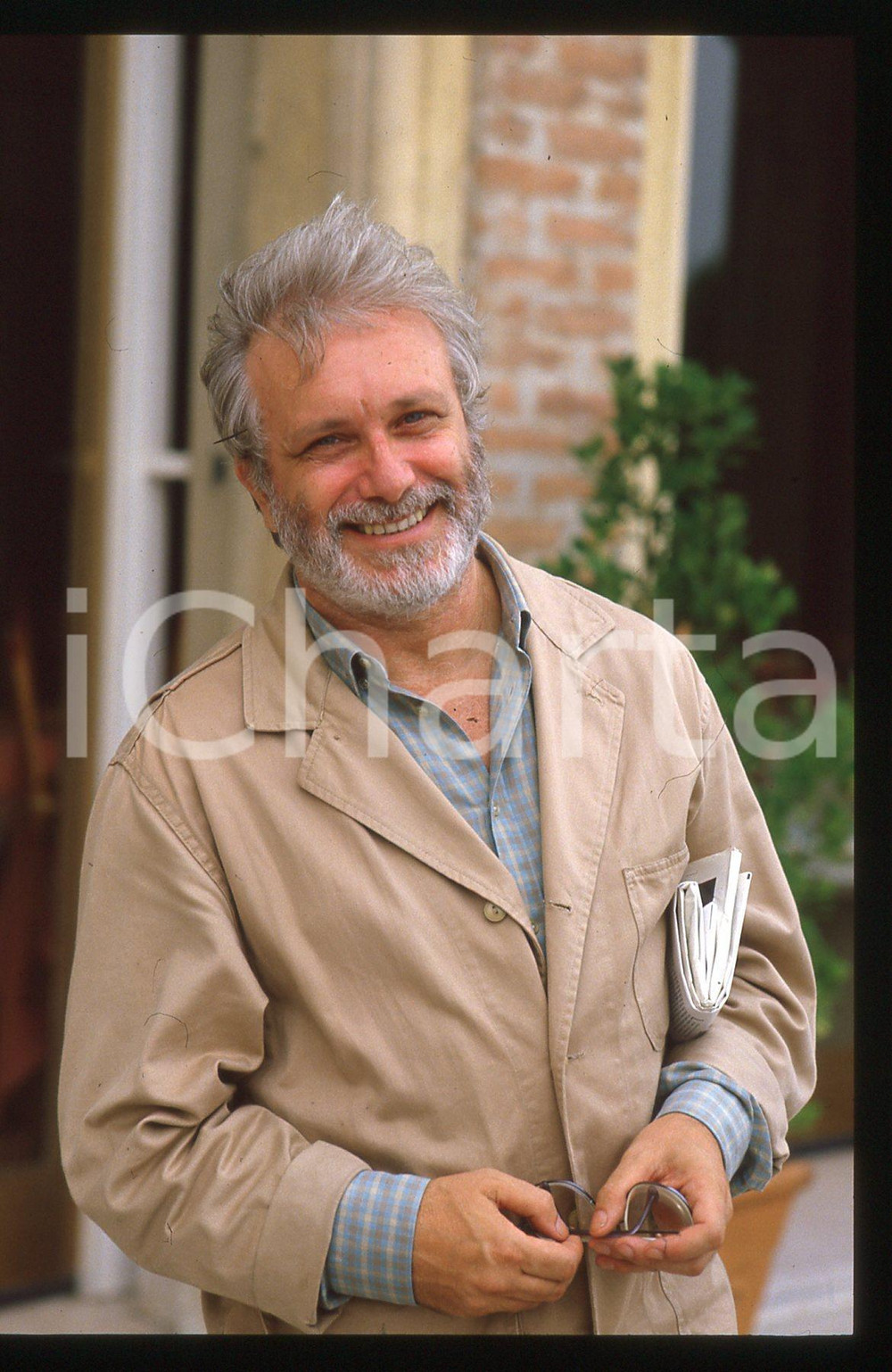 Luciano DE CRESCENZO - FESTIVAL CINEMA VENEZIA - 1990 ca 35 mm vintage slide 37 Diapositiva d'epoca, in formato 35 mm.CONDIZIONI: GOODE' severamente vietata la riproduzione. Tutti i diritti sono riservati. ICharta mette in vendita, sul negozio eBay e in esclusiva sul sito "icharta" il proprio archivio composto da numerose diapositive e negativi fotografici d'epoca, tutti originali e autentici, che attraversano la storia del costume italiano tra gli la fine degli anni Sessanta e Novanta.Si tratta di uno sguardo inedito sull'attualità, la politica, la vita quotidiana, il gossip e la cultura, che fotografa il cambiamento della nazione in quest'ultimo scorcio del XX secolo. Un'occasione unica per il mercato del collezionismo, che vede finalmente disponibile un archivio eccezionale per vastità, tematiche e condizioni, in un settore (il negativo fotografico e la diapositiva) di assoluta novità e dalle interessanti prospettive di investimento.  GOOD/buono   originale e autentica 1