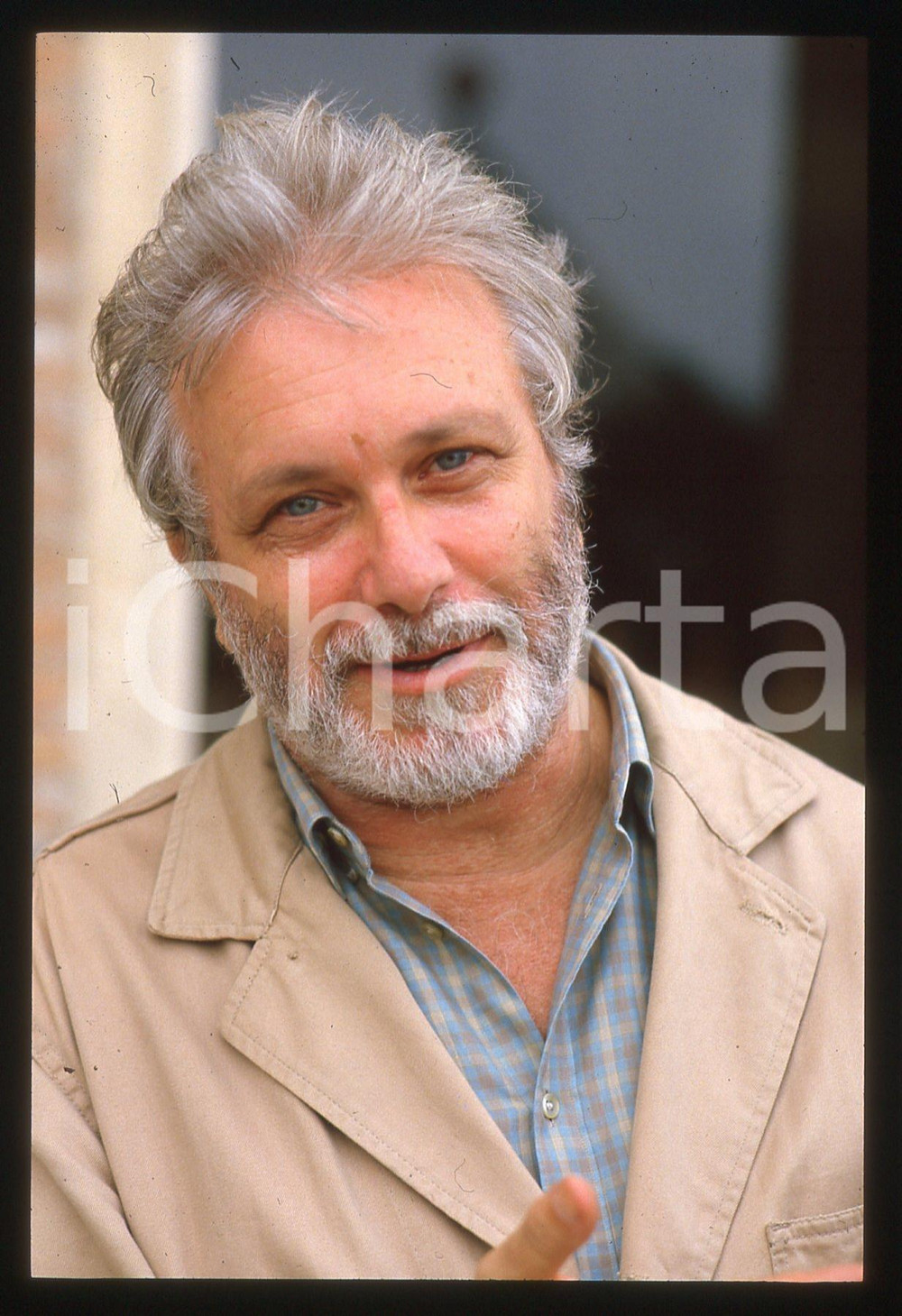 Luciano DE CRESCENZO - FESTIVAL CINEMA VENEZIA - 1990 ca 35 mm vintage slide 38 Diapositiva d'epoca, in formato 35 mm.CONDIZIONI: GOODE' severamente vietata la riproduzione. Tutti i diritti sono riservati.ICharta mette in vendita, sul negozio eBay e in esclusiva sul sito "icharta" il proprio archivio composto da numerose diapositive e negativi fotografici d'epoca, tutti originali e autentici, che attraversano la storia del costume italiano tra gli la fine degli anni Sessanta e Novanta.Si tratta di uno sguardo inedito sull'attualità, la politica, la vita quotidiana, il gossip e la cultura, che fotografa il cambiamento della nazione in quest'ultimo scorcio del XX secolo. Un'occasione unica per il mercato del collezionismo, che vede finalmente disponibile un archivio eccezionale per vastità, tematiche e condizioni, in un settore (il negativo fotografico e la diapositiva) di assoluta novità e dalle interessanti prospettive di investimento.  GOOD/buono   originale e autentica 1