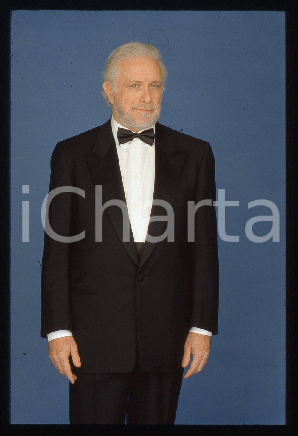 Luciano DE CRESCENZO - COSTUME - 1995 ca 35 mm vintage slide 51 Diapositiva d'epoca, in formato 35 mm.CONDIZIONI: GOODE' severamente vietata la riproduzione. Tutti i diritti sono riservati.ICharta mette in vendita, sul negozio eBay e in esclusiva sul sito "icharta" il proprio archivio composto da numerose diapositive e negativi fotografici d'epoca, tutti originali e autentici, che attraversano la storia del costume italiano tra gli la fine degli anni Sessanta e Novanta.Si tratta di uno sguardo inedito sull'attualità, la politica, la vita quotidiana, il gossip e la cultura, che fotografa il cambiamento della nazione in quest'ultimo scorcio del XX secolo. Un'occasione unica per il mercato del collezionismo, che vede finalmente disponibile un archivio eccezionale per vastità, tematiche e condizioni, in un settore (il negativo fotografico e la diapositiva) di assoluta novità e dalle interessanti prospettive di investimento.  GOOD/buono   originale e autentica 1