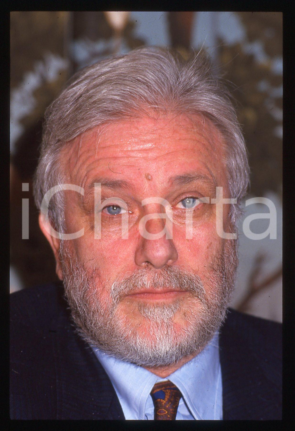 Luciano DE CRESCENZO - COSTUME - 1995 ca 35 mm vintage slide 52 Diapositiva d'epoca, in formato 35 mm.CONDIZIONI: GOODE' severamente vietata la riproduzione. Tutti i diritti sono riservati.ICharta mette in vendita, sul negozio eBay e in esclusiva sul sito "icharta" il proprio archivio composto da numerose diapositive e negativi fotografici d'epoca, tutti originali e autentici, che attraversano la storia del costume italiano tra gli la fine degli anni Sessanta e Novanta.Si tratta di uno sguardo inedito sull'attualità, la politica, la vita quotidiana, il gossip e la cultura, che fotografa il cambiamento della nazione in quest'ultimo scorcio del XX secolo. Un'occasione unica per il mercato del collezionismo, che vede finalmente disponibile un archivio eccezionale per vastità, tematiche e condizioni, in un settore (il negativo fotografico e la diapositiva) di assoluta novità e dalle interessanti prospettive di investimento.  GOOD/buono   originale e autentica 1