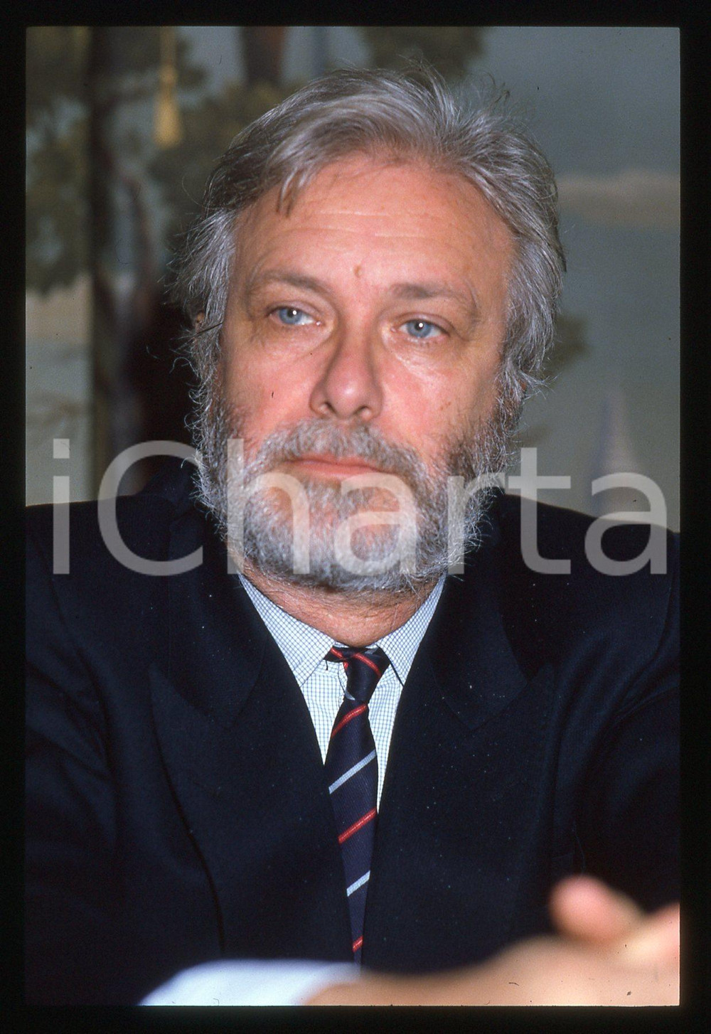 Luciano DE CRESCENZO - COSTUME - 1995 ca 35 mm vintage slide 53 Diapositiva d'epoca, in formato 35 mm.CONDIZIONI: GOODE' severamente vietata la riproduzione. Tutti i diritti sono riservati.ICharta mette in vendita, sul negozio eBay e in esclusiva sul sito "icharta" il proprio archivio composto da numerose diapositive e negativi fotografici d'epoca, tutti originali e autentici, che attraversano la storia del costume italiano tra gli la fine degli anni Sessanta e Novanta.Si tratta di uno sguardo inedito sull'attualità, la politica, la vita quotidiana, il gossip e la cultura, che fotografa il cambiamento della nazione in quest'ultimo scorcio del XX secolo. Un'occasione unica per il mercato del collezionismo, che vede finalmente disponibile un archivio eccezionale per vastità, tematiche e condizioni, in un settore (il negativo fotografico e la diapositiva) di assoluta novità e dalle interessanti prospettive di investimento.  GOOD/buono   originale e autentica 1