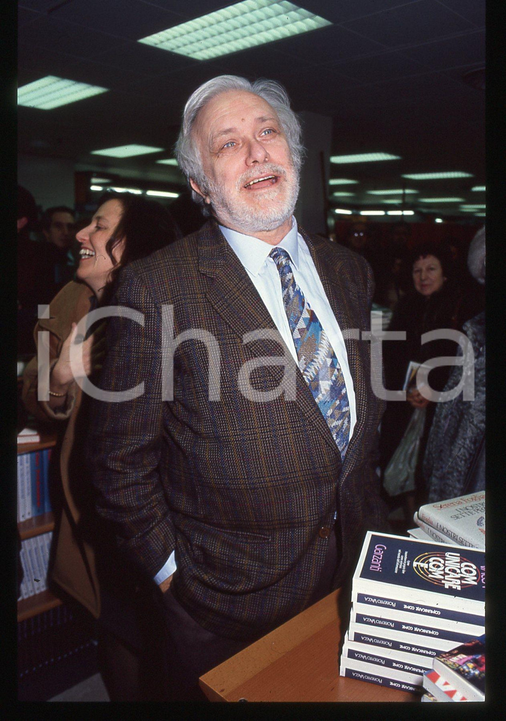 Luciano DE CRESCENZO - COSTUME - 1995 ca 35 mm vintage slide 54 Diapositiva d'epoca, in formato 35 mm.CONDIZIONI: GOODE' severamente vietata la riproduzione. Tutti i diritti sono riservati.ICharta mette in vendita, sul negozio eBay e in esclusiva sul sito "icharta" il proprio archivio composto da numerose diapositive e negativi fotografici d'epoca, tutti originali e autentici, che attraversano la storia del costume italiano tra gli la fine degli anni Sessanta e Novanta.Si tratta di uno sguardo inedito sull'attualità, la politica, la vita quotidiana, il gossip e la cultura, che fotografa il cambiamento della nazione in quest'ultimo scorcio del XX secolo. Un'occasione unica per il mercato del collezionismo, che vede finalmente disponibile un archivio eccezionale per vastità, tematiche e condizioni, in un settore (il negativo fotografico e la diapositiva) di assoluta novità e dalle interessanti prospettive di investimento.  GOOD/buono   originale e autentica 1