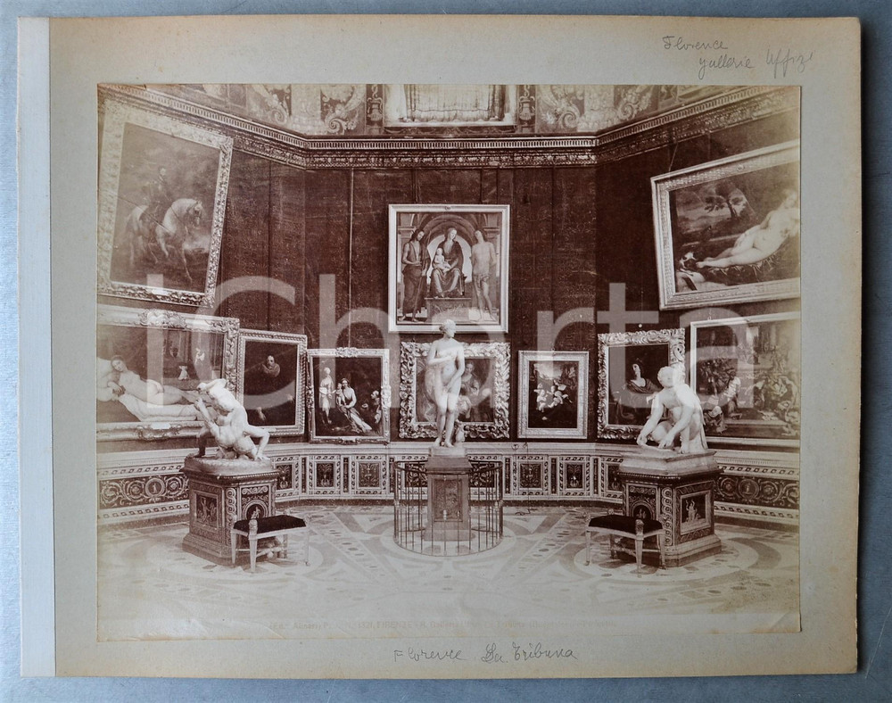 1900 ca FIRENZE Galleria degli Uffizi - Tribuna (2) - Foto albumina 30x24 cm  Fotografia d'epoca originale, stampata all'albumina e montata su cartoncino.Margine sinistro telato.CONDIZIONI: F (lievi increspature superficiali)FORMATO: 30x24 cm     originale e autentica 1