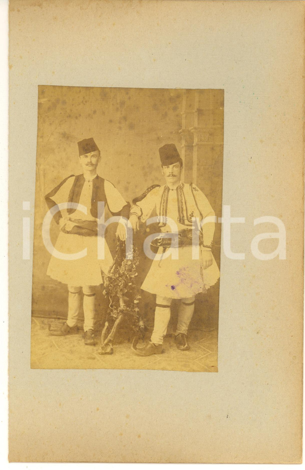 1900 ca GREECE CORFU Island - Two men - Albumen photo 15x23 ETHNIC TYPES Fotografia d'epoca originale, stampata all'albumina e montata su cartoncino.CONDIZIONI: P (margine sinistro rifilato; macchia al lato destro)FORMATO: 15x23 cm     originale e autentica 1