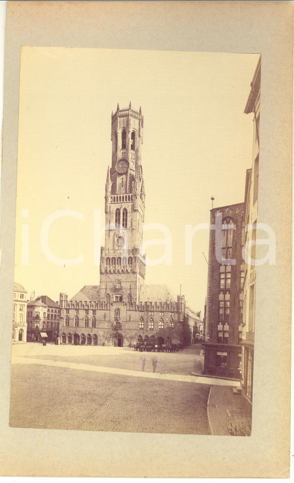 1900 ca BRUGES (BELGIUM) Market Square and Belfry Tower - Photo 15x23 ANIMATED Fotografia d'epoca originale, stampata all'albumina e montata su cartoncino.CONDIZIONI: F (margine sinistro rifilato; piccolo residuo cartaceo al centro)FORMATO: 15x23 cm     originale e autentica 1