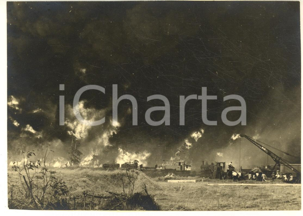 1955 USUMBURA (BURUNDI) Incendio presso un'impresa - Foto 14x10 cm  Fotografia d'epoca.FOTOGRAFO: Photo Neu - Usumbura GOOD/buono margini lievemente rifilati Formato: 14x10 cm originale e autentica 1