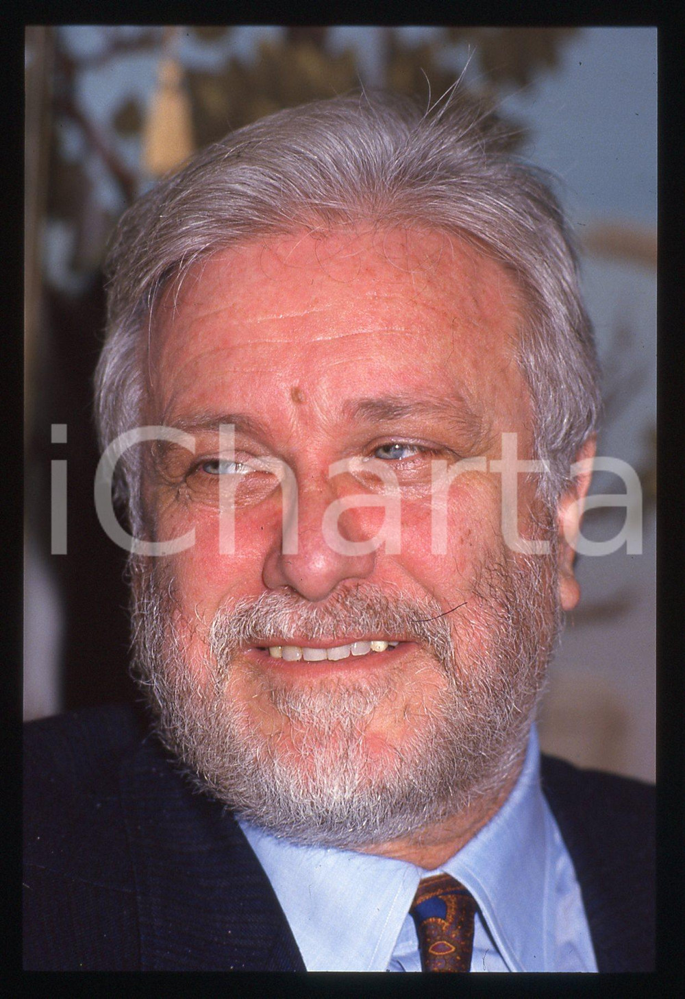 Luciano DE CRESCENZO - COSTUME - 1995 ca 35 mm vintage slide 55 Diapositiva d'epoca, in formato 35 mm.CONDIZIONI: GOODE' severamente vietata la riproduzione. Tutti i diritti sono riservati.ICharta mette in vendita, sul negozio eBay e in esclusiva sul sito "icharta" il proprio archivio composto da numerose diapositive e negativi fotografici d'epoca, tutti originali e autentici, che attraversano la storia del costume italiano tra gli la fine degli anni Sessanta e Novanta.Si tratta di uno sguardo inedito sull'attualità, la politica, la vita quotidiana, il gossip e la cultura, che fotografa il cambiamento della nazione in quest'ultimo scorcio del XX secolo. Un'occasione unica per il mercato del collezionismo, che vede finalmente disponibile un archivio eccezionale per vastità, tematiche e condizioni, in un settore (il negativo fotografico e la diapositiva) di assoluta novità e dalle interessanti prospettive di investimento.  GOOD/buono   originale e autentica 1