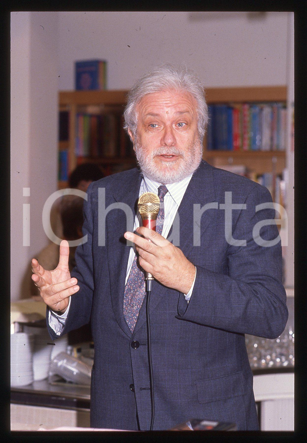 Luciano DE CRESCENZO - COSTUME - 1995 ca 35 mm vintage slide 56 Diapositiva d'epoca, in formato 35 mm.CONDIZIONI: GOODE' severamente vietata la riproduzione. Tutti i diritti sono riservati.ICharta mette in vendita, sul negozio eBay e in esclusiva sul sito "icharta" il proprio archivio composto da numerose diapositive e negativi fotografici d'epoca, tutti originali e autentici, che attraversano la storia del costume italiano tra gli la fine degli anni Sessanta e Novanta.Si tratta di uno sguardo inedito sull'attualità, la politica, la vita quotidiana, il gossip e la cultura, che fotografa il cambiamento della nazione in quest'ultimo scorcio del XX secolo. Un'occasione unica per il mercato del collezionismo, che vede finalmente disponibile un archivio eccezionale per vastità, tematiche e condizioni, in un settore (il negativo fotografico e la diapositiva) di assoluta novità e dalle interessanti prospettive di investimento.  GOOD/buono   originale e autentica 1