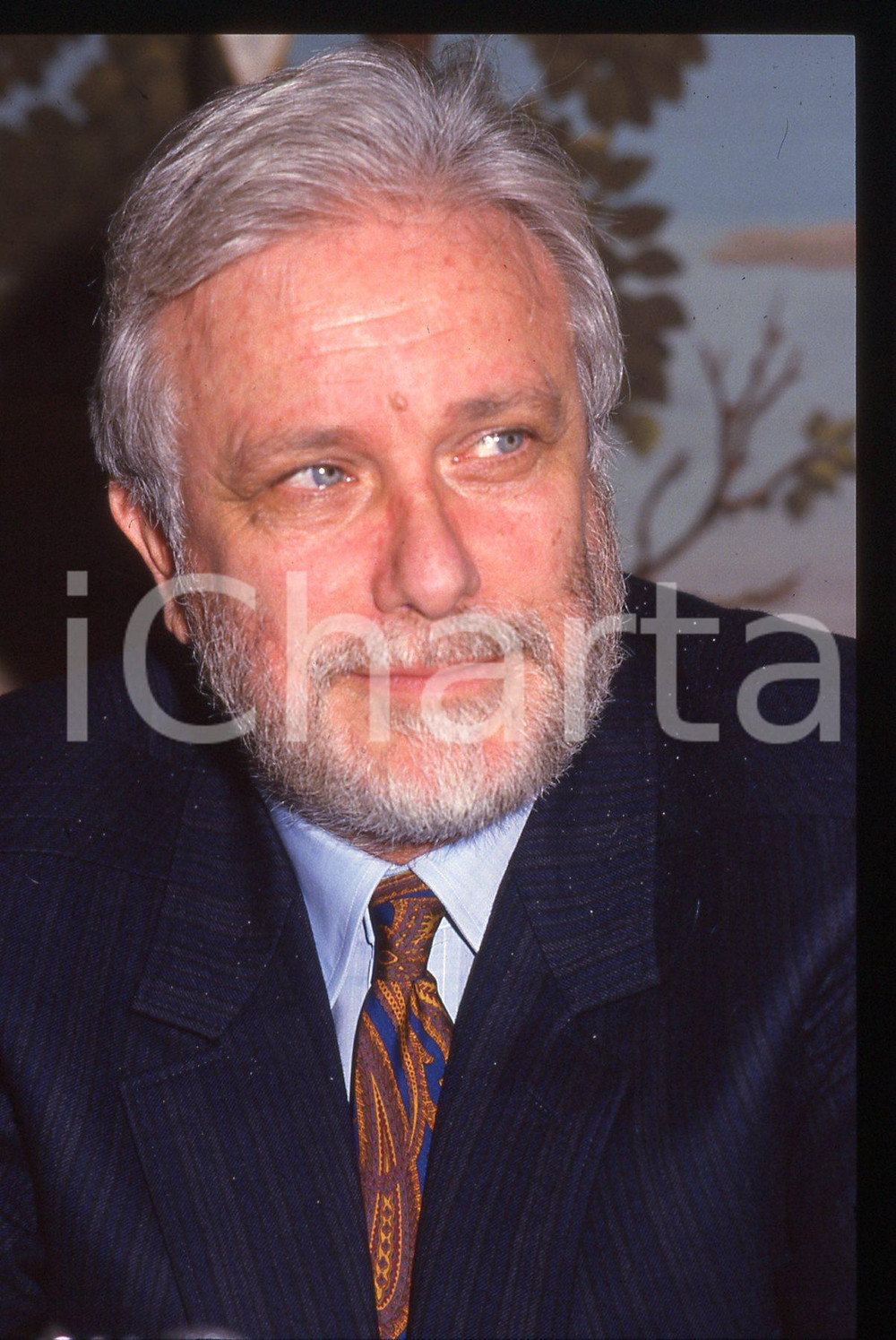 Luciano DE CRESCENZO - COSTUME - 1995 ca 35 mm vintage slide 58 Diapositiva d'epoca, in formato 35 mm.CONDIZIONI: GOODE' severamente vietata la riproduzione. Tutti i diritti sono riservati.ICharta mette in vendita, sul negozio eBay e in esclusiva sul sito "icharta" il proprio archivio composto da numerose diapositive e negativi fotografici d'epoca, tutti originali e autentici, che attraversano la storia del costume italiano tra gli la fine degli anni Sessanta e Novanta.Si tratta di uno sguardo inedito sull'attualità, la politica, la vita quotidiana, il gossip e la cultura, che fotografa il cambiamento della nazione in quest'ultimo scorcio del XX secolo. Un'occasione unica per il mercato del collezionismo, che vede finalmente disponibile un archivio eccezionale per vastità, tematiche e condizioni, in un settore (il negativo fotografico e la diapositiva) di assoluta novità e dalle interessanti prospettive di investimento.  GOOD/buono   originale e autentica 1