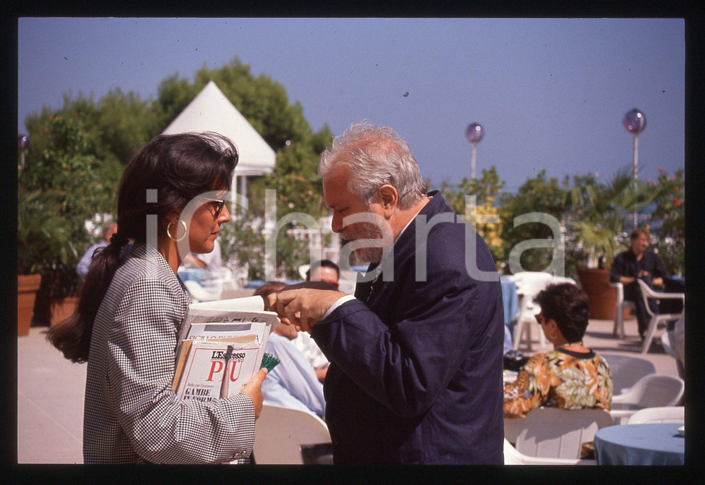 Luciano DE CRESCENZO Claudia MORI FESTIVAL VENEZIA 1990 ca 35 mm vintage slide 9 Diapositiva d'epoca, in formato 35 mm.CONDIZIONI: GOODE' severamente vietata la riproduzione. Tutti i diritti sono riservati.ICharta mette in vendita, sul negozio eBay e in esclusiva sul sito "icharta" il proprio archivio composto da numerose diapositive e negativi fotografici d'epoca, tutti originali e autentici, che attraversano la storia del costume italiano tra gli la fine degli anni Sessanta e Novanta.Si tratta di uno sguardo inedito sull'attualità, la politica, la vita quotidiana, il gossip e la cultura, che fotografa il cambiamento della nazione in quest'ultimo scorcio del XX secolo. Un'occasione unica per il mercato del collezionismo, che vede finalmente disponibile un archivio eccezionale per vastità, tematiche e condizioni, in un settore (il negativo fotografico e la diapositiva) di assoluta novità e dalle interessanti prospettive di investimento.  GOOD/buono   originale e autentica 1