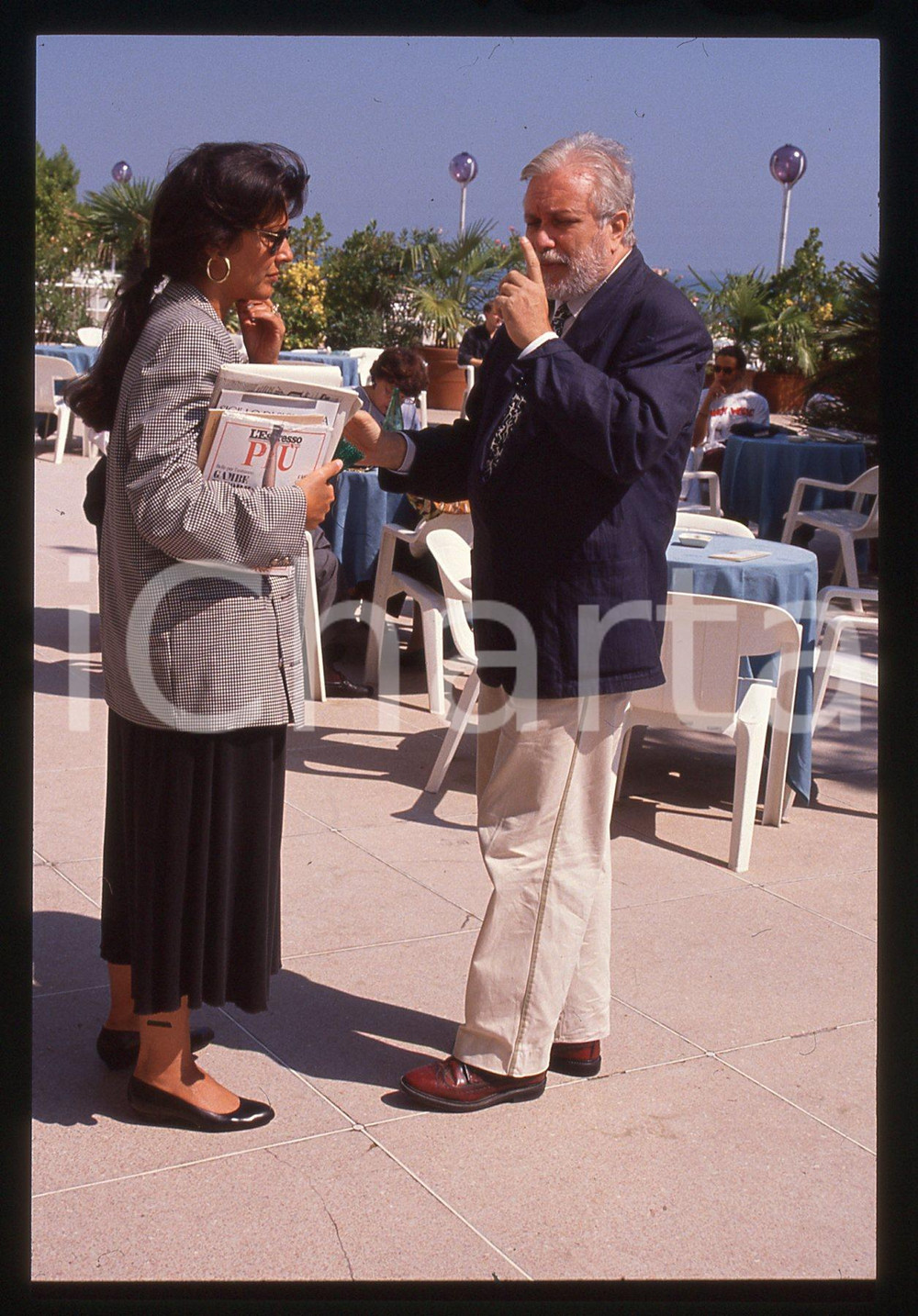 Luciano DE CRESCENZO Claudia MORI FESTIVAL VENEZIA 1990ca 35 mm vintage slide 10 Diapositiva d'epoca, in formato 35 mm.CONDIZIONI: GOODE' severamente vietata la riproduzione. Tutti i diritti sono riservati. ICharta mette in vendita, sul negozio eBay e in esclusiva sul sito "icharta" il proprio archivio composto da numerose diapositive e negativi fotografici d'epoca, tutti originali e autentici, che attraversano la storia del costume italiano tra gli la fine degli anni Sessanta e Novanta.Si tratta di uno sguardo inedito sull'attualità, la politica, la vita quotidiana, il gossip e la cultura, che fotografa il cambiamento della nazione in quest'ultimo scorcio del XX secolo. Un'occasione unica per il mercato del collezionismo, che vede finalmente disponibile un archivio eccezionale per vastità, tematiche e condizioni, in un settore (il negativo fotografico e la diapositiva) di assoluta novità e dalle interessanti prospettive di investimento.  GOOD/buono   originale e autentica 1