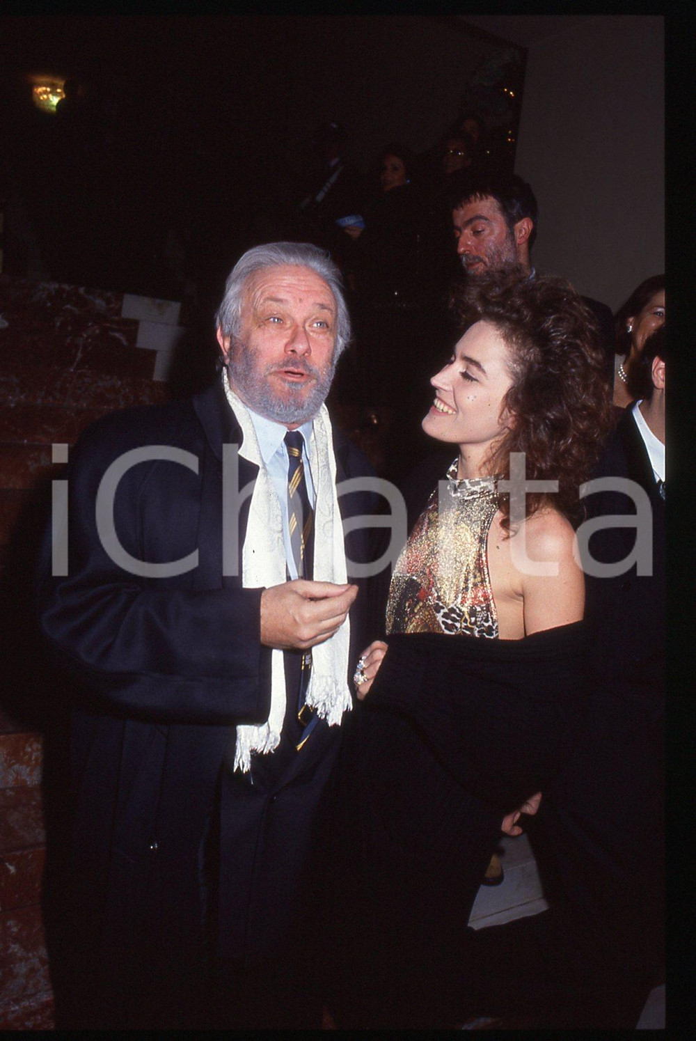 Luciano DE CRESCENZO e Lory DEL SANTO - COSTUME - 1990 ca 35 mm vintage slide Diapositiva d'epoca, in formato 35 mm.CONDIZIONI: GOODE' severamente vietata la riproduzione. Tutti i diritti sono riservati.ICharta mette in vendita, sul negozio eBay e in esclusiva sul sito "icharta" il proprio archivio composto da numerose diapositive e negativi fotografici d'epoca, tutti originali e autentici, che attraversano la storia del costume italiano tra gli la fine degli anni Sessanta e Novanta.Si tratta di uno sguardo inedito sull'attualità, la politica, la vita quotidiana, il gossip e la cultura, che fotografa il cambiamento della nazione in quest'ultimo scorcio del XX secolo. Un'occasione unica per il mercato del collezionismo, che vede finalmente disponibile un archivio eccezionale per vastità, tematiche e condizioni, in un settore (il negativo fotografico e la diapositiva) di assoluta novità e dalle interessanti prospettive di investimento.  GOOD/buono   originale e autentica 1