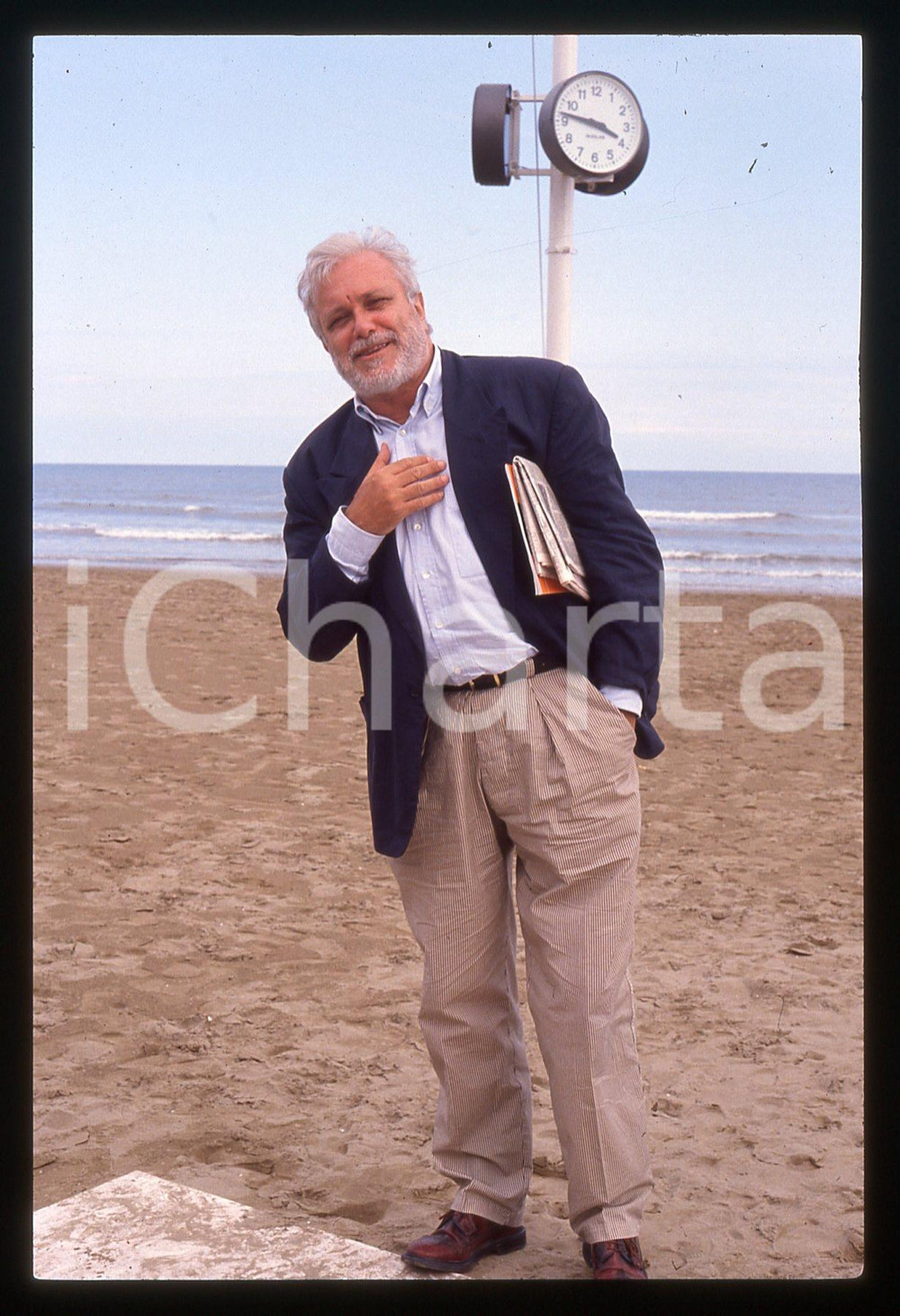 Luciano DE CRESCENZO - FESTIVAL CINEMA VENEZIA - 1990 ca 35 mm vintage slide 41 Diapositiva d'epoca, in formato 35 mm.CONDIZIONI: GOODE' severamente vietata la riproduzione. Tutti i diritti sono riservati.ICharta mette in vendita, sul negozio eBay e in esclusiva sul sito "icharta" il proprio archivio composto da numerose diapositive e negativi fotografici d'epoca, tutti originali e autentici, che attraversano la storia del costume italiano tra gli la fine degli anni Sessanta e Novanta.Si tratta di uno sguardo inedito sull'attualità, la politica, la vita quotidiana, il gossip e la cultura, che fotografa il cambiamento della nazione in quest'ultimo scorcio del XX secolo. Un'occasione unica per il mercato del collezionismo, che vede finalmente disponibile un archivio eccezionale per vastità, tematiche e condizioni, in un settore (il negativo fotografico e la diapositiva) di assoluta novità e dalle interessanti prospettive di investimento.  GOOD/buono   originale e autentica 1