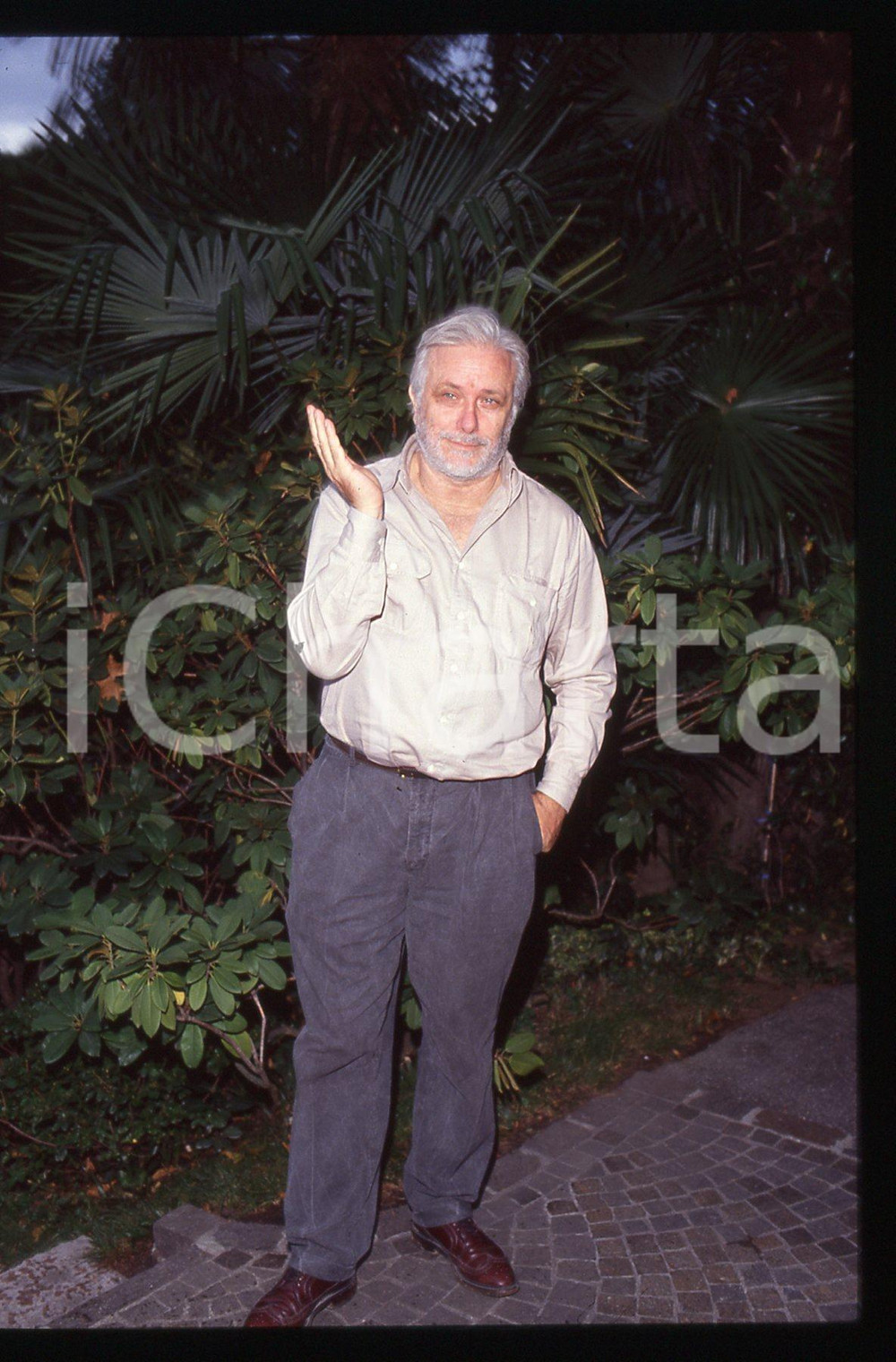 Luciano DE CRESCENZO - FESTIVAL CINEMA VENEZIA - 1990 ca 35 mm vintage slide 42 Diapositiva d'epoca, in formato 35 mm.CONDIZIONI: GOODE' severamente vietata la riproduzione. Tutti i diritti sono riservati.ICharta mette in vendita, sul negozio eBay e in esclusiva sul sito "icharta" il proprio archivio composto da numerose diapositive e negativi fotografici d'epoca, tutti originali e autentici, che attraversano la storia del costume italiano tra gli la fine degli anni Sessanta e Novanta.Si tratta di uno sguardo inedito sull'attualità, la politica, la vita quotidiana, il gossip e la cultura, che fotografa il cambiamento della nazione in quest'ultimo scorcio del XX secolo. Un'occasione unica per il mercato del collezionismo, che vede finalmente disponibile un archivio eccezionale per vastità, tematiche e condizioni, in un settore (il negativo fotografico e la diapositiva) di assoluta novità e dalle interessanti prospettive di investimento.  GOOD/buono   originale e autentica 1