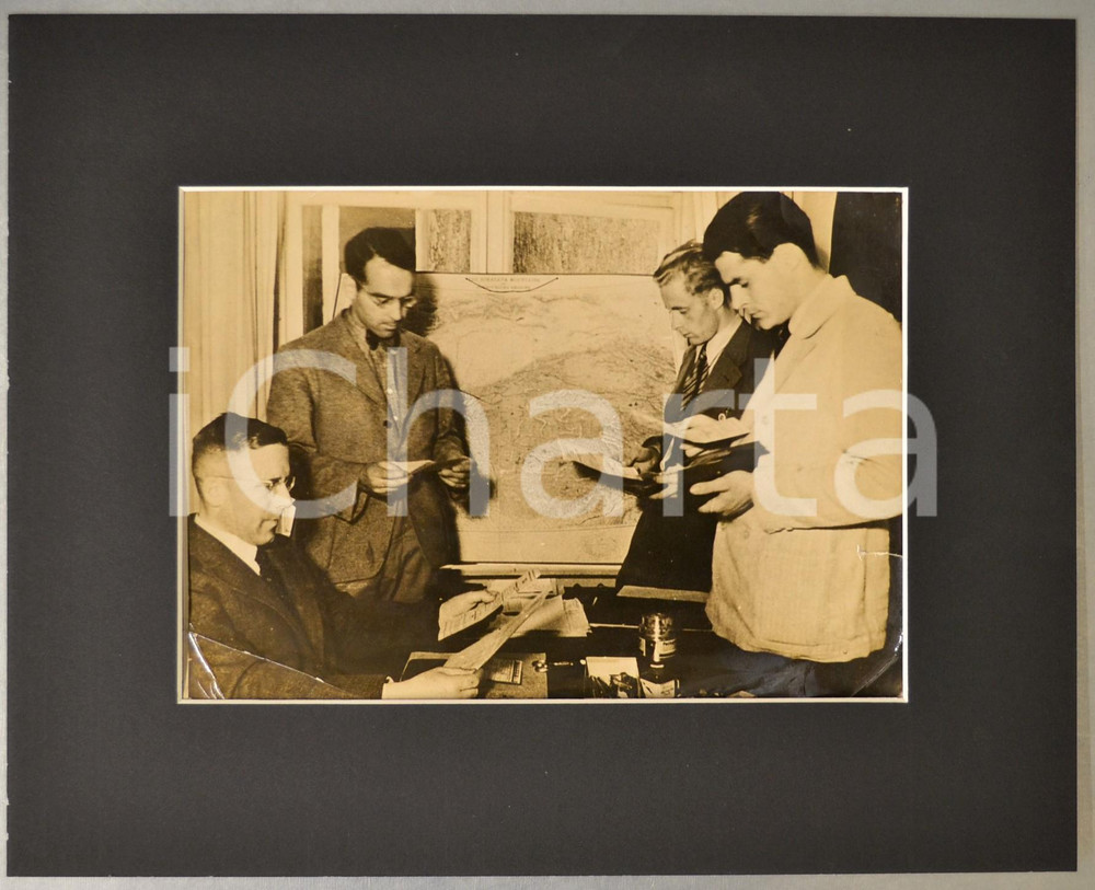 1936 GERMANY Deutsche Himalaja-Expedition - Paul BAUER Karl WIEN Adolf GOTTNER Fotografia d'epoca, incollata su cartoncino e incorniciata con passepartout in cartoncino pesante.E' presente nella foto anche Gunther Hepp. POOR/danneggiato evidenti piegature angolari; strappo al lato destro Formato: 35x28 cm (cartoncino); 24x18 cm (fotografia) originale e autentica 1
