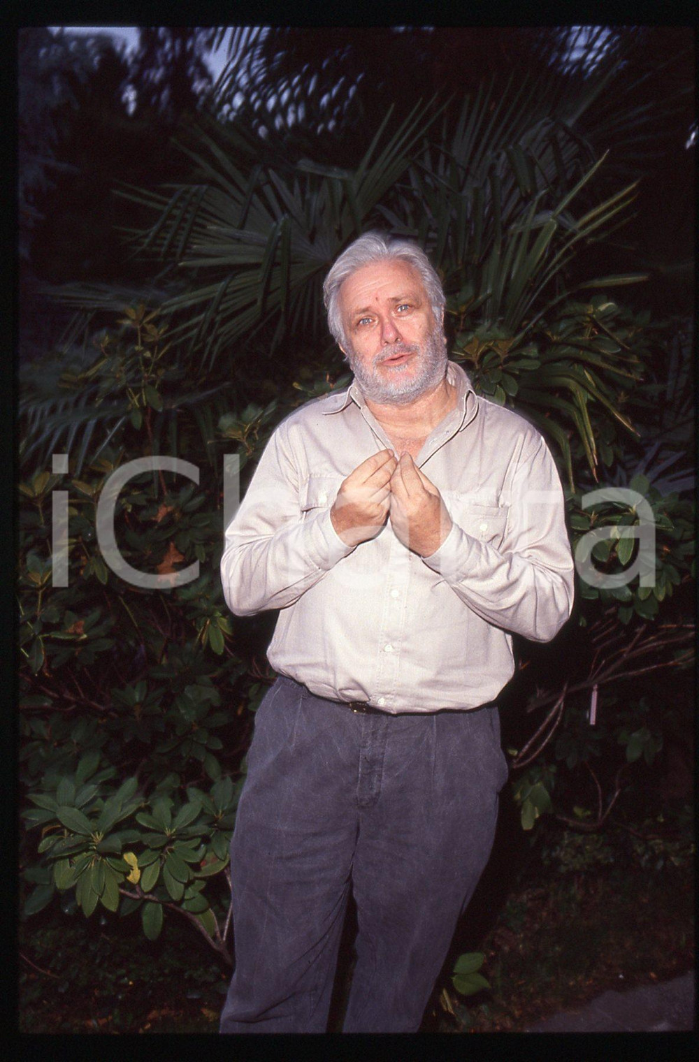 Luciano DE CRESCENZO - FESTIVAL CINEMA VENEZIA - 1990 ca 35 mm vintage slide 43 Diapositiva d'epoca, in formato 35 mm.CONDIZIONI: GOODE' severamente vietata la riproduzione. Tutti i diritti sono riservati. ICharta mette in vendita, sul negozio eBay e in esclusiva sul sito "icharta" il proprio archivio composto da numerose diapositive e negativi fotografici d'epoca, tutti originali e autentici, che attraversano la storia del costume italiano tra gli la fine degli anni Sessanta e Novanta.Si tratta di uno sguardo inedito sull'attualità, la politica, la vita quotidiana, il gossip e la cultura, che fotografa il cambiamento della nazione in quest'ultimo scorcio del XX secolo. Un'occasione unica per il mercato del collezionismo, che vede finalmente disponibile un archivio eccezionale per vastità, tematiche e condizioni, in un settore (il negativo fotografico e la diapositiva) di assoluta novità e dalle interessanti prospettive di investimento.  GOOD/buono   originale e autentica 1