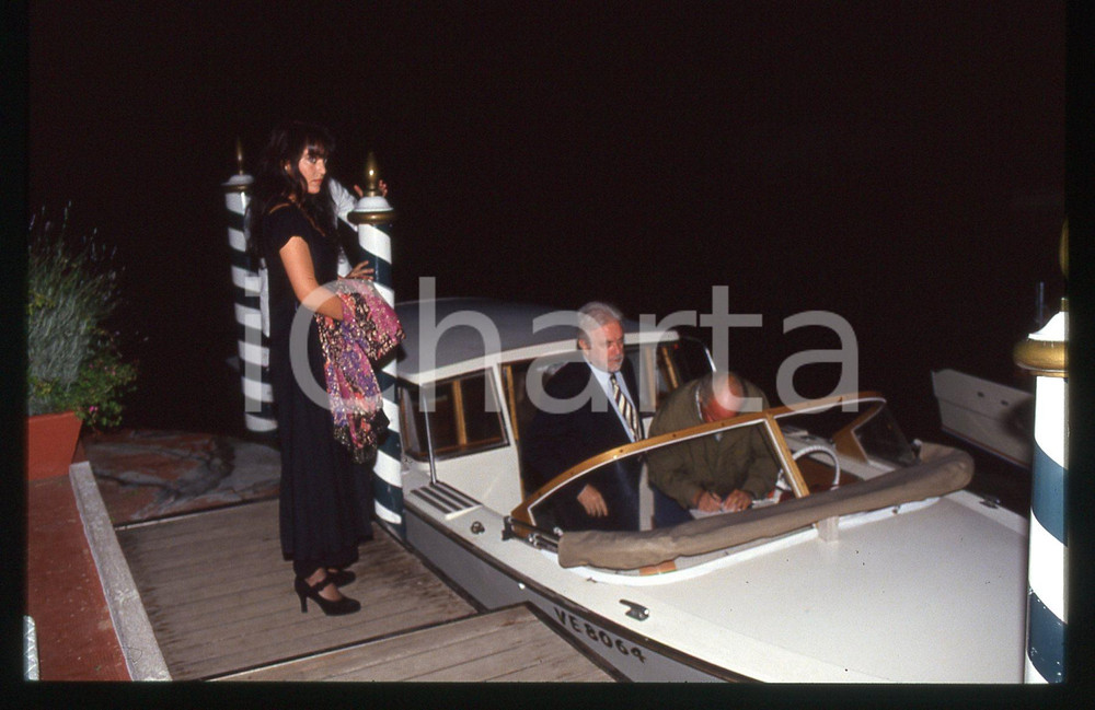 Luciano DE CRESCENZO e Alessandra MONTI - VENEZIA 1990 ca 35 mm vintage slide Diapositiva d'epoca, in formato 35 mm.CONDIZIONI: GOODE' severamente vietata la riproduzione. Tutti i diritti sono riservati.ICharta mette in vendita, sul negozio eBay e in esclusiva sul sito "icharta" il proprio archivio composto da numerose diapositive e negativi fotografici d'epoca, tutti originali e autentici, che attraversano la storia del costume italiano tra gli la fine degli anni Sessanta e Novanta.Si tratta di uno sguardo inedito sull'attualità, la politica, la vita quotidiana, il gossip e la cultura, che fotografa il cambiamento della nazione in quest'ultimo scorcio del XX secolo. Un'occasione unica per il mercato del collezionismo, che vede finalmente disponibile un archivio eccezionale per vastità, tematiche e condizioni, in un settore (il negativo fotografico e la diapositiva) di assoluta novità e dalle interessanti prospettive di investimento.  GOOD/buono   originale e autentica 1