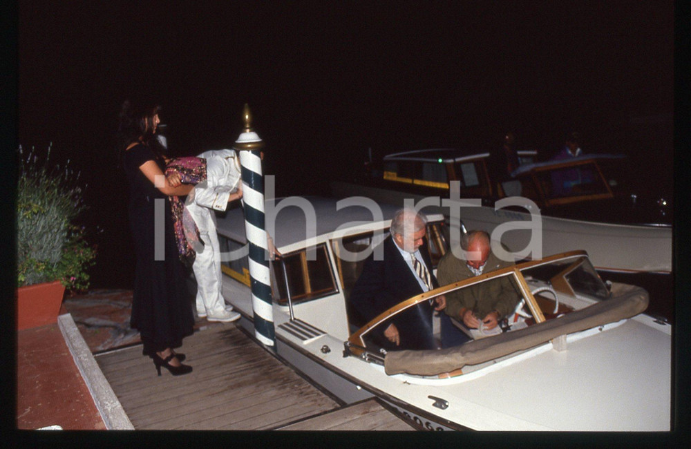 Luciano DE CRESCENZO e Alessandra MONTI - VENEZIA 1990 ca 35 mm vintage slide 2 Diapositiva d'epoca, in formato 35 mm.CONDIZIONI: GOODE' severamente vietata la riproduzione. Tutti i diritti sono riservati. ICharta mette in vendita, sul negozio eBay e in esclusiva sul sito "icharta" il proprio archivio composto da numerose diapositive e negativi fotografici d'epoca, tutti originali e autentici, che attraversano la storia del costume italiano tra gli la fine degli anni Sessanta e Novanta.Si tratta di uno sguardo inedito sull'attualità, la politica, la vita quotidiana, il gossip e la cultura, che fotografa il cambiamento della nazione in quest'ultimo scorcio del XX secolo. Un'occasione unica per il mercato del collezionismo, che vede finalmente disponibile un archivio eccezionale per vastità, tematiche e condizioni, in un settore (il negativo fotografico e la diapositiva) di assoluta novità e dalle interessanti prospettive di investimento.  GOOD/buono   originale e autentica 1