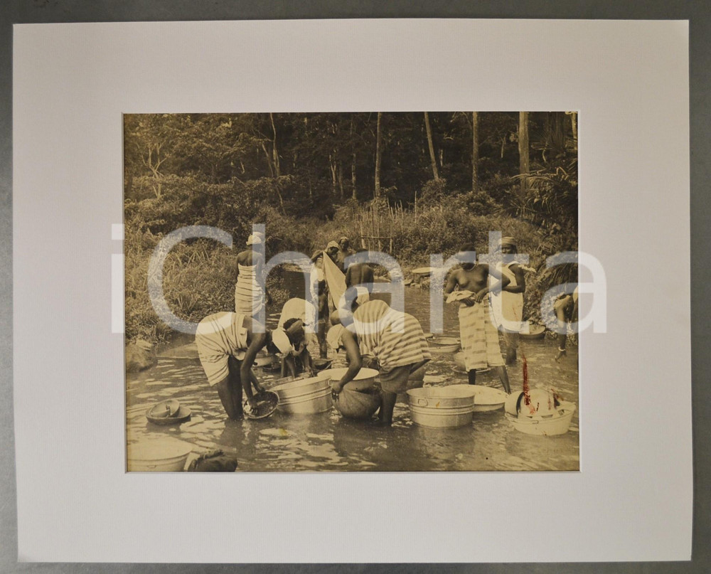 1950 ca AFRICA CONGO Donne lavano i panni al fiume - Foto ETNICA passepartout Fotografia d'epoca, incorniciata con passepartout in cartoncino pesante.  POOR/danneggiato macchia al lato destro Formato: 50x40 cm (cartoncino); 39x27 cm (fotografia) originale e autentica 1