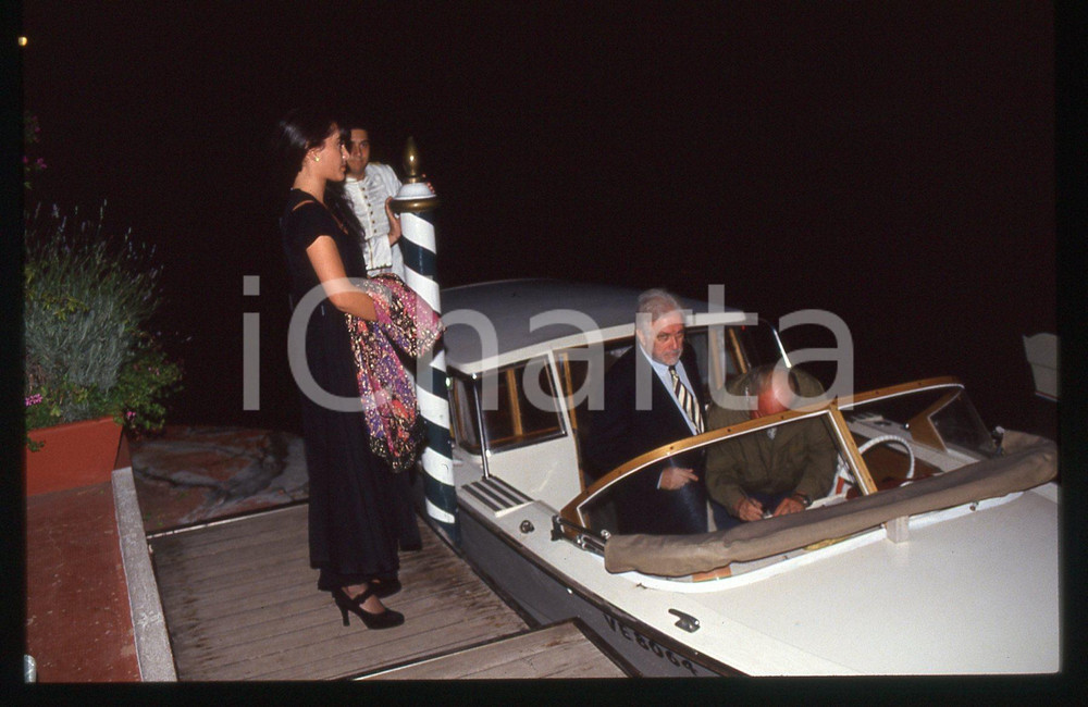 Luciano DE CRESCENZO e Alessandra MONTI - VENEZIA 1990 ca 35 mm vintage slide 3 Diapositiva d'epoca, in formato 35 mm.CONDIZIONI: GOODE' severamente vietata la riproduzione. Tutti i diritti sono riservati. ICharta mette in vendita, sul negozio eBay e in esclusiva sul sito "icharta" il proprio archivio composto da numerose diapositive e negativi fotografici d'epoca, tutti originali e autentici, che attraversano la storia del costume italiano tra gli la fine degli anni Sessanta e Novanta.Si tratta di uno sguardo inedito sull'attualità, la politica, la vita quotidiana, il gossip e la cultura, che fotografa il cambiamento della nazione in quest'ultimo scorcio del XX secolo. Un'occasione unica per il mercato del collezionismo, che vede finalmente disponibile un archivio eccezionale per vastità, tematiche e condizioni, in un settore (il negativo fotografico e la diapositiva) di assoluta novità e dalle interessanti prospettive di investimento.  GOOD/buono   originale e autentica 1