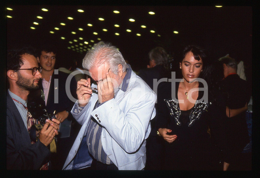 Luciano DE CRESCENZO e Alessandra MONTI - VENEZIA 1990 ca 35 mm vintage slide 4 Diapositiva d'epoca, in formato 35 mm.CONDIZIONI: GOODE' severamente vietata la riproduzione. Tutti i diritti sono riservati.ICharta mette in vendita, sul negozio eBay e in esclusiva sul sito "icharta" il proprio archivio composto da numerose diapositive e negativi fotografici d'epoca, tutti originali e autentici, che attraversano la storia del costume italiano tra gli la fine degli anni Sessanta e Novanta.Si tratta di uno sguardo inedito sull'attualità, la politica, la vita quotidiana, il gossip e la cultura, che fotografa il cambiamento della nazione in quest'ultimo scorcio del XX secolo. Un'occasione unica per il mercato del collezionismo, che vede finalmente disponibile un archivio eccezionale per vastità, tematiche e condizioni, in un settore (il negativo fotografico e la diapositiva) di assoluta novità e dalle interessanti prospettive di investimento.  GOOD/buono   originale e autentica 1