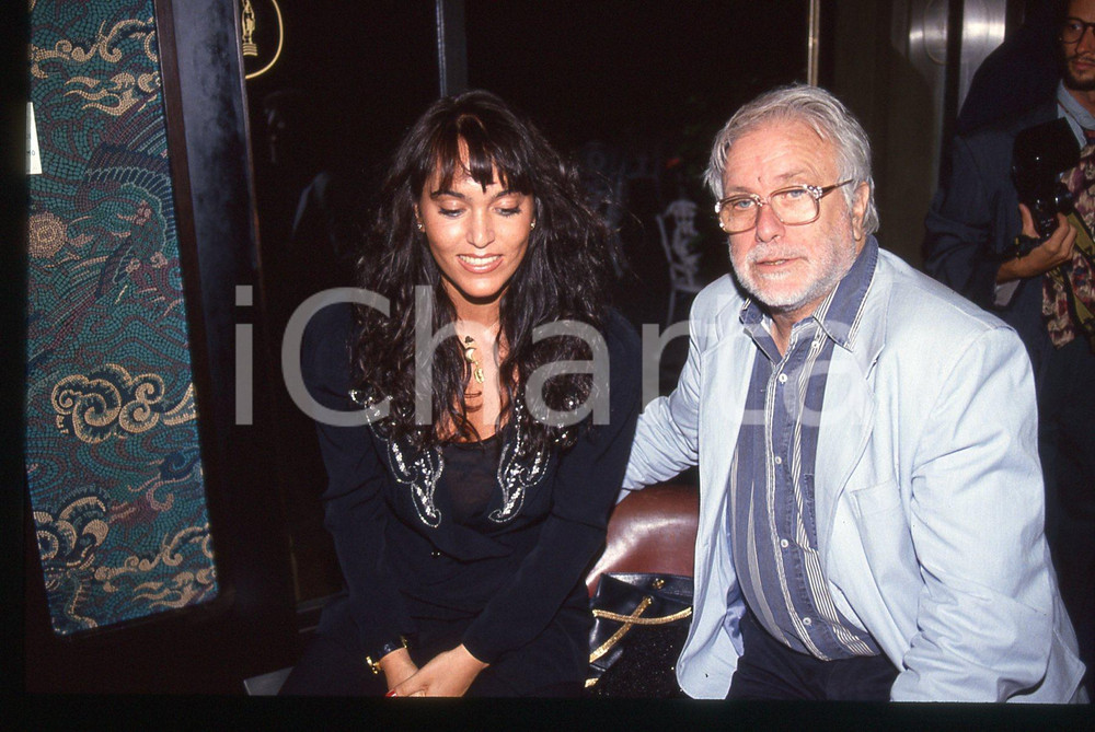 Luciano DE CRESCENZO e Alessandra MONTI - VENEZIA 1990 ca 35 mm vintage slide 6 Diapositiva d'epoca, in formato 35 mm.CONDIZIONI: GOODE' severamente vietata la riproduzione. Tutti i diritti sono riservati.ICharta mette in vendita, sul negozio eBay e in esclusiva sul sito "icharta"Â il proprio archivio composto da numerose diapositive e negativi fotografici d'epoca, tutti originali e autentici, che attraversano la storia del costume italiano tra gli la fine degli anni Sessanta e Novanta.Si tratta di uno sguardo inedito sull'attualitÃ , la politica, la vita quotidiana, il gossip e la cultura, che fotografa il cambiamento della nazione in quest'ultimo scorcio del XX secolo.Â Un'occasione unica per il mercato del collezionismo, che vede finalmente disponibile un archivio eccezionale per vastitÃ , tematiche e condizioni, in un settore (il negativo fotografico e la diapositiva) di assoluta novitÃ  e dalle interessanti prospettive di investimento.Â  GOOD/buono   originale e autentica 1