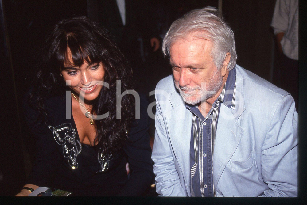Luciano DE CRESCENZO e Alessandra MONTI - VENEZIA 1990 ca 35 mm vintage slide 7 Diapositiva d'epoca, in formato 35 mm.CONDIZIONI: GOODE' severamente vietata la riproduzione. Tutti i diritti sono riservati. ICharta mette in vendita, sul negozio eBay e in esclusiva sul sito "icharta" il proprio archivio composto da numerose diapositive e negativi fotografici d'epoca, tutti originali e autentici, che attraversano la storia del costume italiano tra gli la fine degli anni Sessanta e Novanta.Si tratta di uno sguardo inedito sull'attualità, la politica, la vita quotidiana, il gossip e la cultura, che fotografa il cambiamento della nazione in quest'ultimo scorcio del XX secolo. Un'occasione unica per il mercato del collezionismo, che vede finalmente disponibile un archivio eccezionale per vastità, tematiche e condizioni, in un settore (il negativo fotografico e la diapositiva) di assoluta novità e dalle interessanti prospettive di investimento.  GOOD/buono   originale e autentica 1