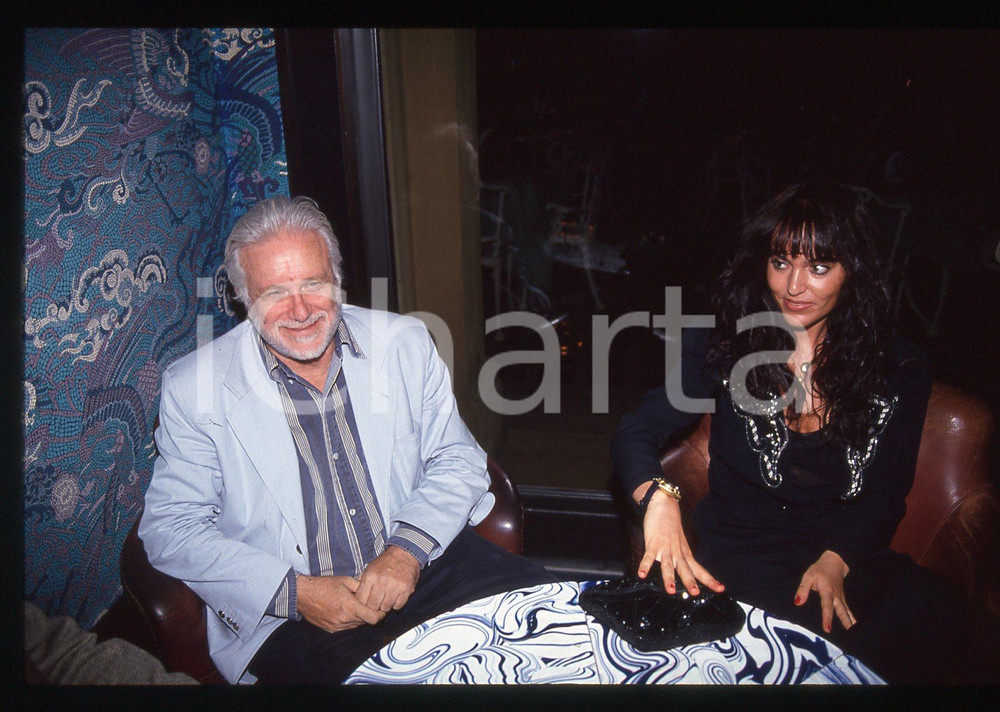 Luciano DE CRESCENZO e Alessandra MONTI - VENEZIA 1990 ca 35 mm vintage slide 8 Diapositiva d'epoca, in formato 35 mm.CONDIZIONI: GOODE' severamente vietata la riproduzione. Tutti i diritti sono riservati.ICharta mette in vendita, sul negozio eBay e in esclusiva sul sito "icharta" il proprio archivio composto da numerose diapositive e negativi fotografici d'epoca, tutti originali e autentici, che attraversano la storia del costume italiano tra gli la fine degli anni Sessanta e Novanta.Si tratta di uno sguardo inedito sull'attualità, la politica, la vita quotidiana, il gossip e la cultura, che fotografa il cambiamento della nazione in quest'ultimo scorcio del XX secolo. Un'occasione unica per il mercato del collezionismo, che vede finalmente disponibile un archivio eccezionale per vastità, tematiche e condizioni, in un settore (il negativo fotografico e la diapositiva) di assoluta novità e dalle interessanti prospettive di investimento.  GOOD/buono   originale e autentica 1