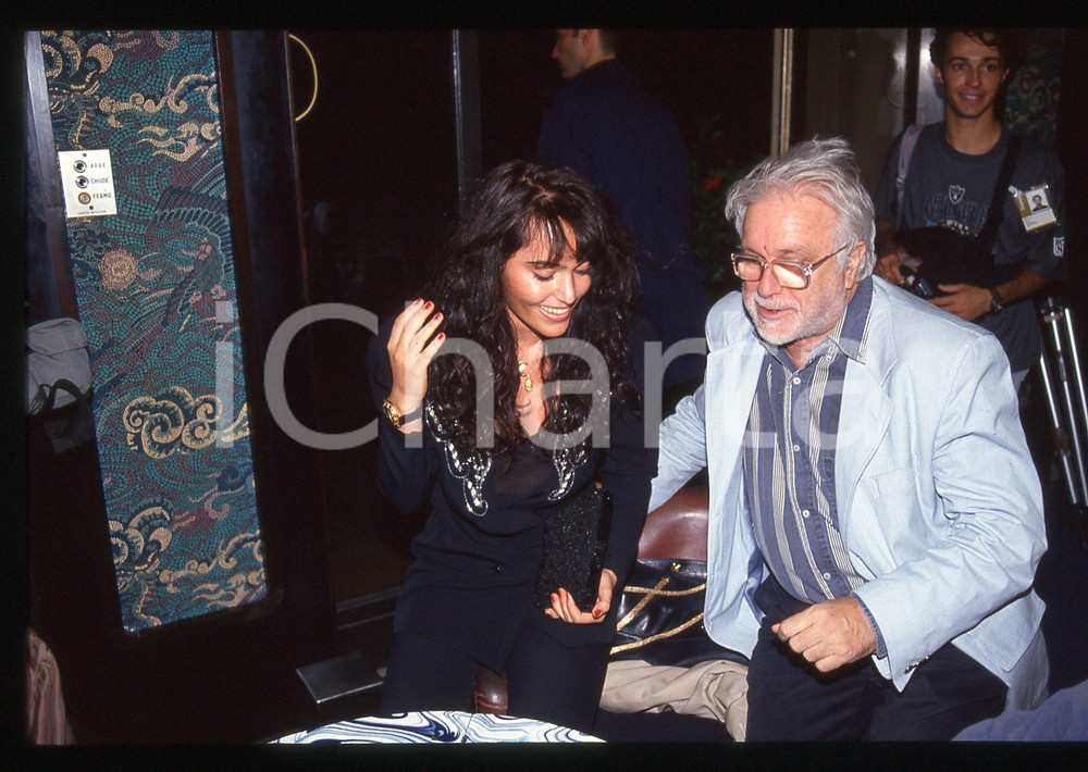 Luciano DE CRESCENZO e Alessandra MONTI - VENEZIA 1990 ca 35 mm vintage slide 9 Diapositiva d'epoca, in formato 35 mm.CONDIZIONI: GOODE' severamente vietata la riproduzione. Tutti i diritti sono riservati.ICharta mette in vendita, sul negozio eBay e in esclusiva sul sito "icharta" il proprio archivio composto da numerose diapositive e negativi fotografici d'epoca, tutti originali e autentici, che attraversano la storia del costume italiano tra gli la fine degli anni Sessanta e Novanta.Si tratta di uno sguardo inedito sull'attualità, la politica, la vita quotidiana, il gossip e la cultura, che fotografa il cambiamento della nazione in quest'ultimo scorcio del XX secolo. Un'occasione unica per il mercato del collezionismo, che vede finalmente disponibile un archivio eccezionale per vastità, tematiche e condizioni, in un settore (il negativo fotografico e la diapositiva) di assoluta novità e dalle interessanti prospettive di investimento.  GOOD/buono   originale e autentica 1
