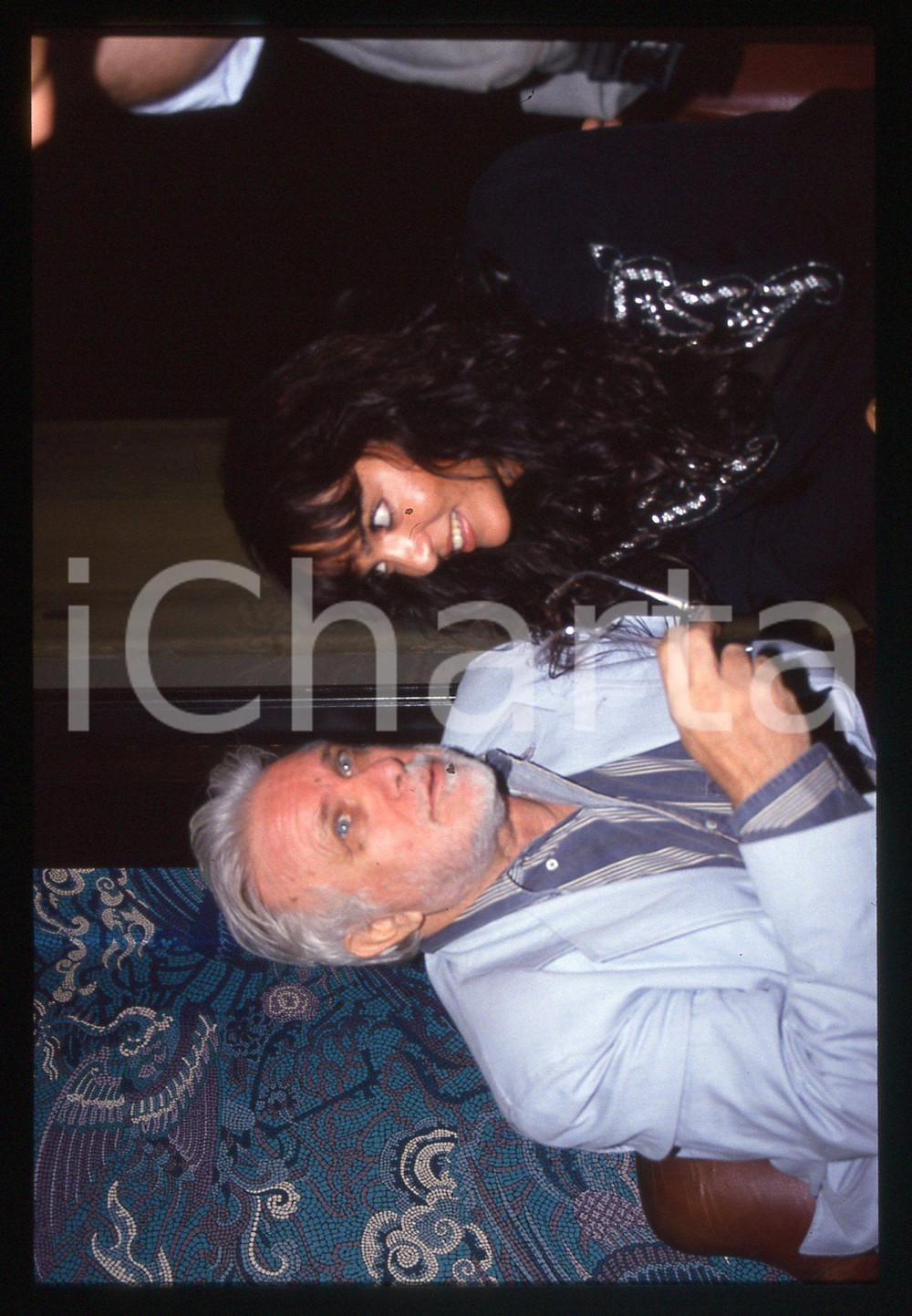 Luciano DE CRESCENZO e Alessandra MONTI - VENEZIA 1990 ca 35 mm vintage slide 10 Diapositiva d'epoca, in formato 35 mm.CONDIZIONI: GOODE' severamente vietata la riproduzione. Tutti i diritti sono riservati.ICharta mette in vendita, sul negozio eBay e in esclusiva sul sito "icharta" il proprio archivio composto da numerose diapositive e negativi fotografici d'epoca, tutti originali e autentici, che attraversano la storia del costume italiano tra gli la fine degli anni Sessanta e Novanta.Si tratta di uno sguardo inedito sull'attualità, la politica, la vita quotidiana, il gossip e la cultura, che fotografa il cambiamento della nazione in quest'ultimo scorcio del XX secolo. Un'occasione unica per il mercato del collezionismo, che vede finalmente disponibile un archivio eccezionale per vastità, tematiche e condizioni, in un settore (il negativo fotografico e la diapositiva) di assoluta novità e dalle interessanti prospettive di investimento.  GOOD/buono   originale e autentica 1