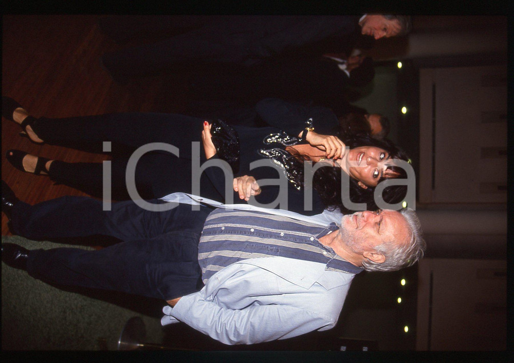 Luciano DE CRESCENZO e Alessandra MONTI - VENEZIA 1990 ca 35 mm vintage slide 11 Diapositiva d'epoca, in formato 35 mm.CONDIZIONI: GOODE' severamente vietata la riproduzione. Tutti i diritti sono riservati. ICharta mette in vendita, sul negozio eBay e in esclusiva sul sito "icharta" il proprio archivio composto da numerose diapositive e negativi fotografici d'epoca, tutti originali e autentici, che attraversano la storia del costume italiano tra gli la fine degli anni Sessanta e Novanta.Si tratta di uno sguardo inedito sull'attualità, la politica, la vita quotidiana, il gossip e la cultura, che fotografa il cambiamento della nazione in quest'ultimo scorcio del XX secolo. Un'occasione unica per il mercato del collezionismo, che vede finalmente disponibile un archivio eccezionale per vastità, tematiche e condizioni, in un settore (il negativo fotografico e la diapositiva) di assoluta novità e dalle interessanti prospettive di investimento.  GOOD/buono   originale e autentica 1