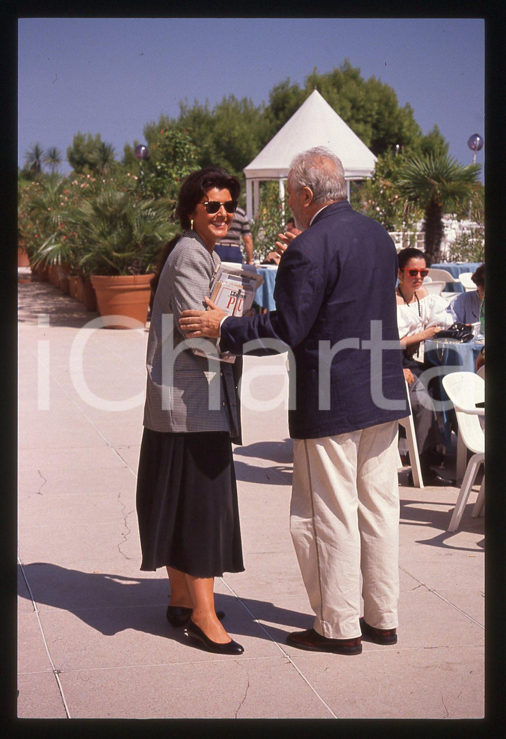 Luciano DE CRESCENZO Claudia MORI FESTIVAL VENEZIA 1990ca 35 mm vintage slide 12 Diapositiva d'epoca, in formato 35 mm.CONDIZIONI: GOODE' severamente vietata la riproduzione. Tutti i diritti sono riservati. ICharta mette in vendita, sul negozio eBay e in esclusiva sul sito "icharta" il proprio archivio composto da numerose diapositive e negativi fotografici d'epoca, tutti originali e autentici, che attraversano la storia del costume italiano tra gli la fine degli anni Sessanta e Novanta.Si tratta di uno sguardo inedito sull'attualità, la politica, la vita quotidiana, il gossip e la cultura, che fotografa il cambiamento della nazione in quest'ultimo scorcio del XX secolo. Un'occasione unica per il mercato del collezionismo, che vede finalmente disponibile un archivio eccezionale per vastità, tematiche e condizioni, in un settore (il negativo fotografico e la diapositiva) di assoluta novità e dalle interessanti prospettive di investimento.  GOOD/buono   originale e autentica 1