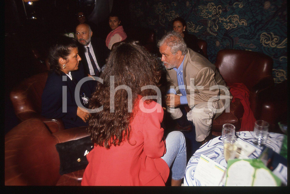 Luciano DE CRESCENZO e Claudia MORI - 1995 ca 35 mm vintage slide 10 Diapositiva d'epoca, in formato 35 mm.CONDIZIONI: GOODE' severamente vietata la riproduzione. Tutti i diritti sono riservati.ICharta mette in vendita, sul negozio eBay e in esclusiva sul sito "icharta"Â il proprio archivio composto da numerose diapositive e negativi fotografici d'epoca, tutti originali e autentici, che attraversano la storia del costume italiano tra gli la fine degli anni Sessanta e Novanta.Si tratta di uno sguardo inedito sull'attualitÃ , la politica, la vita quotidiana, il gossip e la cultura, che fotografa il cambiamento della nazione in quest'ultimo scorcio del XX secolo.Â Un'occasione unica per il mercato del collezionismo, che vede finalmente disponibile un archivio eccezionale per vastitÃ , tematiche e condizioni, in un settore (il negativo fotografico e la diapositiva) di assoluta novitÃ  e dalle interessanti prospettive di investimento.Â  CONDIZIONI:GOOD/buono originale e autentica 1