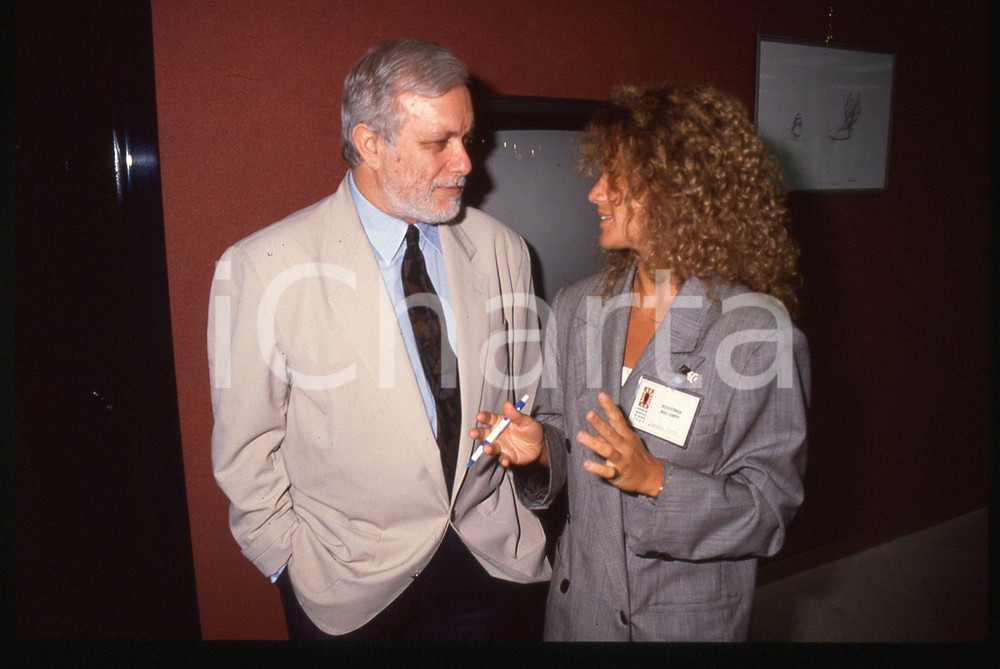 Luciano DE CRESCENZO e Sandra BONO - COSTUME - 1990 ca 35 mm vintage slide Diapositiva d'epoca, in formato 35 mm.CONDIZIONI: GOODE' severamente vietata la riproduzione. Tutti i diritti sono riservati.ICharta mette in vendita, sul negozio eBay e in esclusiva sul sito "icharta" il proprio archivio composto da numerose diapositive e negativi fotografici d'epoca, tutti originali e autentici, che attraversano la storia del costume italiano tra gli la fine degli anni Sessanta e Novanta.Si tratta di uno sguardo inedito sull'attualità, la politica, la vita quotidiana, il gossip e la cultura, che fotografa il cambiamento della nazione in quest'ultimo scorcio del XX secolo. Un'occasione unica per il mercato del collezionismo, che vede finalmente disponibile un archivio eccezionale per vastità, tematiche e condizioni, in un settore (il negativo fotografico e la diapositiva) di assoluta novità e dalle interessanti prospettive di investimento.  GOOD/buono   originale e autentica 1