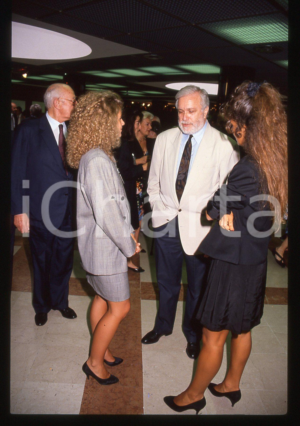 Luciano DE CRESCENZO e Sandra BONO - COSTUME - 1990 ca 35 mm vintage slide 4 Diapositiva d'epoca, in formato 35 mm.CONDIZIONI: GOODE' severamente vietata la riproduzione. Tutti i diritti sono riservati.ICharta mette in vendita, sul negozio eBay e in esclusiva sul sito "icharta" il proprio archivio composto da numerose diapositive e negativi fotografici d'epoca, tutti originali e autentici, che attraversano la storia del costume italiano tra gli la fine degli anni Sessanta e Novanta.Si tratta di uno sguardo inedito sull'attualità, la politica, la vita quotidiana, il gossip e la cultura, che fotografa il cambiamento della nazione in quest'ultimo scorcio del XX secolo. Un'occasione unica per il mercato del collezionismo, che vede finalmente disponibile un archivio eccezionale per vastità, tematiche e condizioni, in un settore (il negativo fotografico e la diapositiva) di assoluta novità e dalle interessanti prospettive di investimento.  GOOD/buono   originale e autentica 1