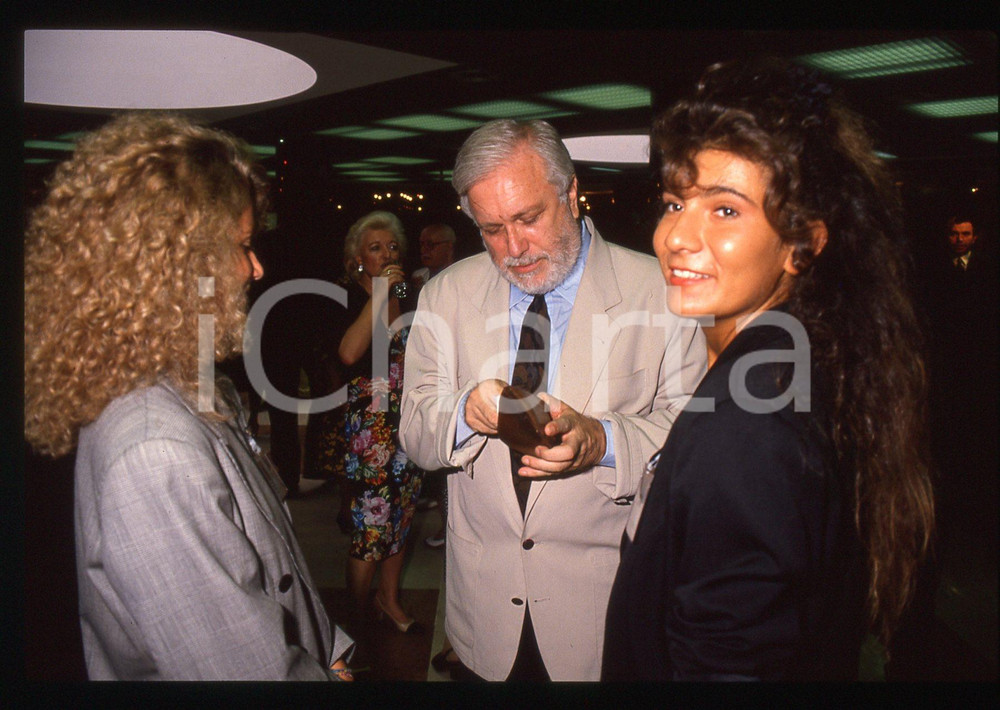Luciano DE CRESCENZO e Sandra BONO - COSTUME - 1990 ca 35 mm vintage slide 7 Diapositiva d'epoca, in formato 35 mm.CONDIZIONI: GOODE' severamente vietata la riproduzione. Tutti i diritti sono riservati.ICharta mette in vendita, sul negozio eBay e in esclusiva sul sito "icharta" il proprio archivio composto da numerose diapositive e negativi fotografici d'epoca, tutti originali e autentici, che attraversano la storia del costume italiano tra gli la fine degli anni Sessanta e Novanta.Si tratta di uno sguardo inedito sull'attualità, la politica, la vita quotidiana, il gossip e la cultura, che fotografa il cambiamento della nazione in quest'ultimo scorcio del XX secolo. Un'occasione unica per il mercato del collezionismo, che vede finalmente disponibile un archivio eccezionale per vastità, tematiche e condizioni, in un settore (il negativo fotografico e la diapositiva) di assoluta novità e dalle interessanti prospettive di investimento.  GOOD/buono   originale e autentica 1