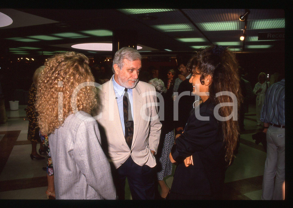 Luciano DE CRESCENZO e Sandra BONO - COSTUME - 1990 ca 35 mm vintage slide 8 Diapositiva d'epoca, in formato 35 mm.CONDIZIONI: GOODE' severamente vietata la riproduzione. Tutti i diritti sono riservati.ICharta mette in vendita, sul negozio eBay e in esclusiva sul sito "icharta" il proprio archivio composto da numerose diapositive e negativi fotografici d'epoca, tutti originali e autentici, che attraversano la storia del costume italiano tra gli la fine degli anni Sessanta e Novanta.Si tratta di uno sguardo inedito sull'attualità, la politica, la vita quotidiana, il gossip e la cultura, che fotografa il cambiamento della nazione in quest'ultimo scorcio del XX secolo. Un'occasione unica per il mercato del collezionismo, che vede finalmente disponibile un archivio eccezionale per vastità, tematiche e condizioni, in un settore (il negativo fotografico e la diapositiva) di assoluta novità e dalle interessanti prospettive di investimento.  GOOD/buono   originale e autentica 1