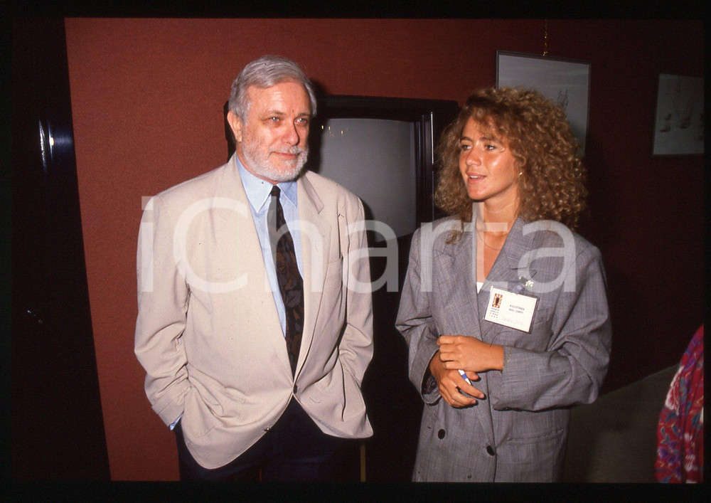 Luciano DE CRESCENZO e Sandra BONO - COSTUME - 1990 ca 35 mm vintage slide 9 Diapositiva d'epoca, in formato 35 mm.CONDIZIONI: GOODE' severamente vietata la riproduzione. Tutti i diritti sono riservati.ICharta mette in vendita, sul negozio eBay e in esclusiva sul sito "icharta" il proprio archivio composto da numerose diapositive e negativi fotografici d'epoca, tutti originali e autentici, che attraversano la storia del costume italiano tra gli la fine degli anni Sessanta e Novanta.Si tratta di uno sguardo inedito sull'attualità, la politica, la vita quotidiana, il gossip e la cultura, che fotografa il cambiamento della nazione in quest'ultimo scorcio del XX secolo. Un'occasione unica per il mercato del collezionismo, che vede finalmente disponibile un archivio eccezionale per vastità, tematiche e condizioni, in un settore (il negativo fotografico e la diapositiva) di assoluta novità e dalle interessanti prospettive di investimento.  GOOD/buono   originale e autentica 1