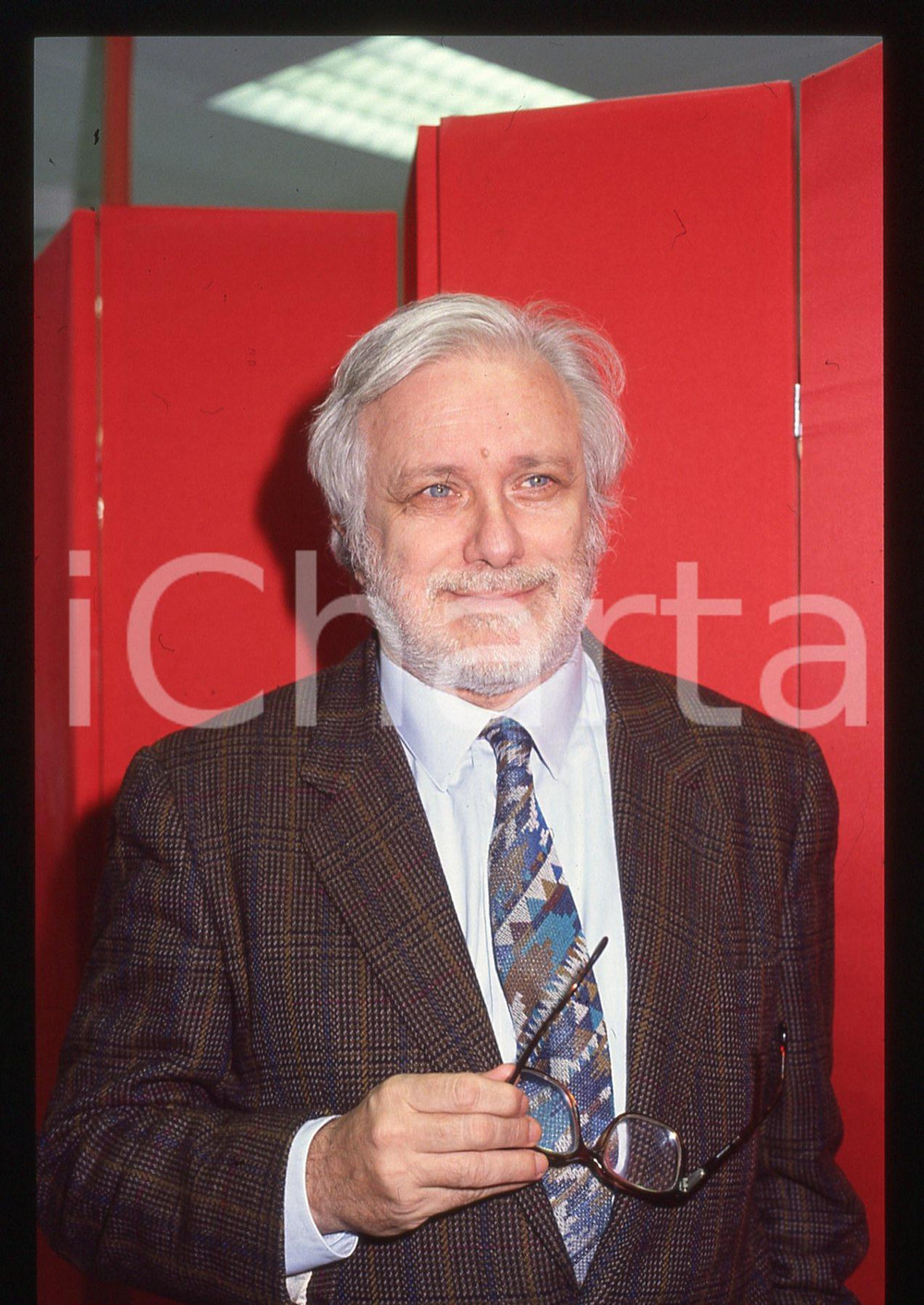 Luciano DE CRESCENZO - COSTUME - 1995 ca 35 mm vintage slide 59 Diapositiva d'epoca, in formato 35 mm.CONDIZIONI: GOODE' severamente vietata la riproduzione. Tutti i diritti sono riservati.ICharta mette in vendita, sul negozio eBay e in esclusiva sul sito "icharta" il proprio archivio composto da numerose diapositive e negativi fotografici d'epoca, tutti originali e autentici, che attraversano la storia del costume italiano tra gli la fine degli anni Sessanta e Novanta.Si tratta di uno sguardo inedito sull'attualità, la politica, la vita quotidiana, il gossip e la cultura, che fotografa il cambiamento della nazione in quest'ultimo scorcio del XX secolo. Un'occasione unica per il mercato del collezionismo, che vede finalmente disponibile un archivio eccezionale per vastità, tematiche e condizioni, in un settore (il negativo fotografico e la diapositiva) di assoluta novità e dalle interessanti prospettive di investimento.  GOOD/buono   originale e autentica 1