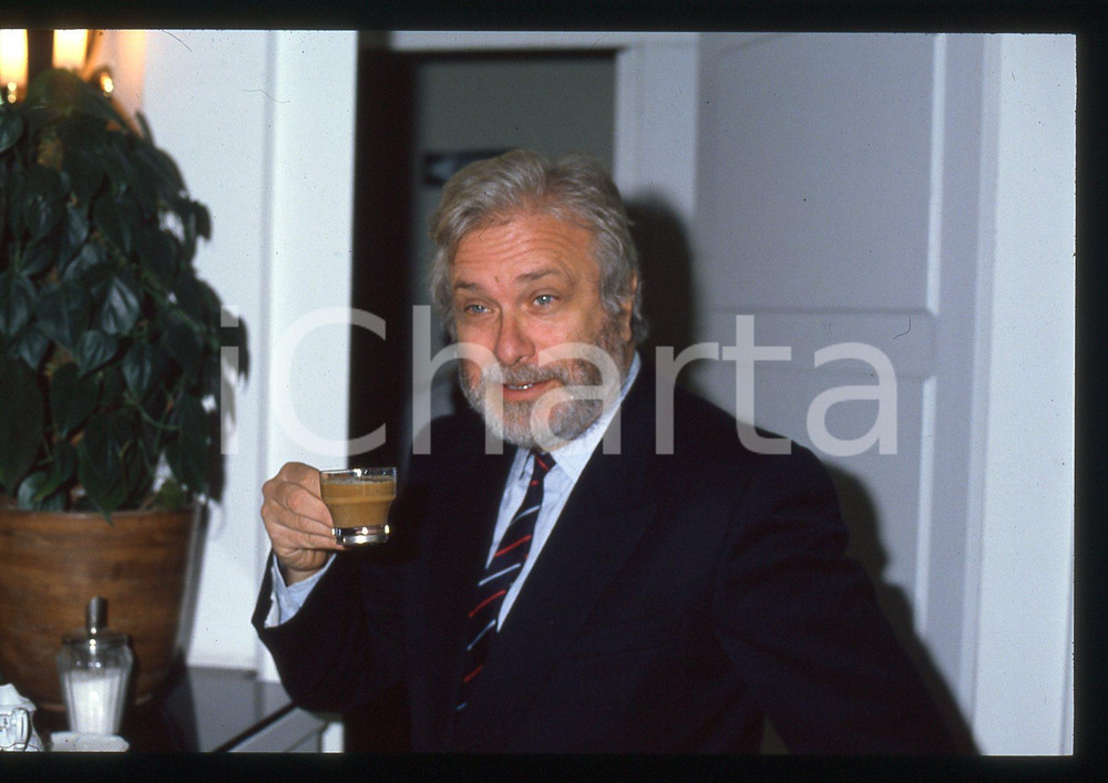 Luciano DE CRESCENZO beve un caffè - 1995 ca 35 mm vintage slide 62 Diapositiva d'epoca, in formato 35 mm.CONDIZIONI: GOODE' severamente vietata la riproduzione. Tutti i diritti sono riservati.ICharta mette in vendita, sul negozio eBay e in esclusiva sul sito "icharta" il proprio archivio composto da numerose diapositive e negativi fotografici d'epoca, tutti originali e autentici, che attraversano la storia del costume italiano tra gli la fine degli anni Sessanta e Novanta.Si tratta di uno sguardo inedito sull'attualità, la politica, la vita quotidiana, il gossip e la cultura, che fotografa il cambiamento della nazione in quest'ultimo scorcio del XX secolo. Un'occasione unica per il mercato del collezionismo, che vede finalmente disponibile un archivio eccezionale per vastità, tematiche e condizioni, in un settore (il negativo fotografico e la diapositiva) di assoluta novità e dalle interessanti prospettive di investimento.  GOOD/buono   originale e autentica 1