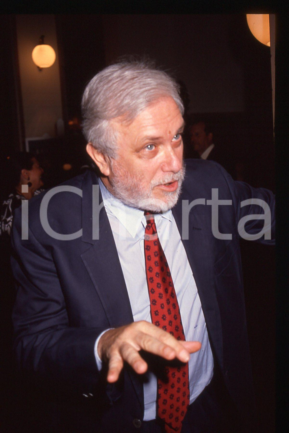 Luciano DE CRESCENZO - COSTUME - 1995 ca 35 mm vintage slide 63 Diapositiva d'epoca, in formato 35 mm.CONDIZIONI: GOODE' severamente vietata la riproduzione. Tutti i diritti sono riservati. ICharta mette in vendita, sul negozio eBay e in esclusiva sul sito "icharta" il proprio archivio composto da numerose diapositive e negativi fotografici d'epoca, tutti originali e autentici, che attraversano la storia del costume italiano tra gli la fine degli anni Sessanta e Novanta.Si tratta di uno sguardo inedito sull'attualità, la politica, la vita quotidiana, il gossip e la cultura, che fotografa il cambiamento della nazione in quest'ultimo scorcio del XX secolo. Un'occasione unica per il mercato del collezionismo, che vede finalmente disponibile un archivio eccezionale per vastità, tematiche e condizioni, in un settore (il negativo fotografico e la diapositiva) di assoluta novità e dalle interessanti prospettive di investimento.  GOOD/buono   originale e autentica 1