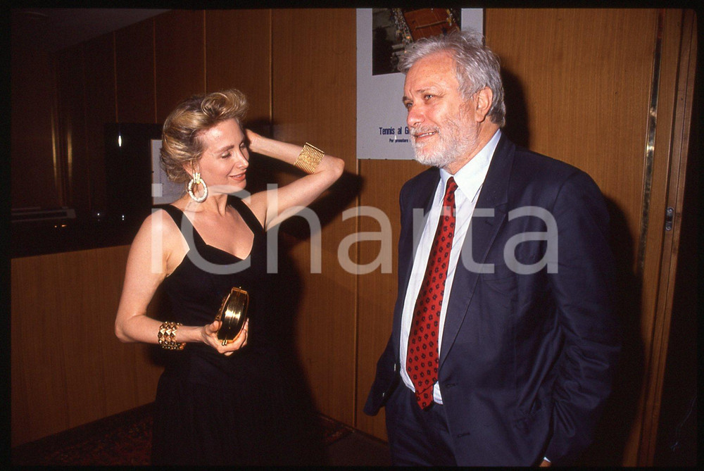 Luciano DE CRESCENZO e Marta FLAVI - COSTUME - 1990 ca 35 mm vintage slide 2 Diapositiva d'epoca, in formato 35 mm.CONDIZIONI: GOODE' severamente vietata la riproduzione. Tutti i diritti sono riservati. ICharta mette in vendita, sul negozio eBay e in esclusiva sul sito "icharta" il proprio archivio composto da numerose diapositive e negativi fotografici d'epoca, tutti originali e autentici, che attraversano la storia del costume italiano tra gli la fine degli anni Sessanta e Novanta.Si tratta di uno sguardo inedito sull'attualità, la politica, la vita quotidiana, il gossip e la cultura, che fotografa il cambiamento della nazione in quest'ultimo scorcio del XX secolo. Un'occasione unica per il mercato del collezionismo, che vede finalmente disponibile un archivio eccezionale per vastità, tematiche e condizioni, in un settore (il negativo fotografico e la diapositiva) di assoluta novità e dalle interessanti prospettive di investimento.  GOOD/buono   originale e autentica 1