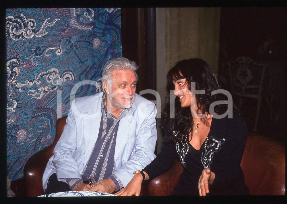 Luciano DE CRESCENZO e Alessandra MONTI - VENEZIA 1990 ca 35 mm vintage slide 13 Diapositiva d'epoca, in formato 35 mm.CONDIZIONI: GOODE' severamente vietata la riproduzione. Tutti i diritti sono riservati.ICharta mette in vendita, sul negozio eBay e in esclusiva sul sito "icharta" il proprio archivio composto da numerose diapositive e negativi fotografici d'epoca, tutti originali e autentici, che attraversano la storia del costume italiano tra gli la fine degli anni Sessanta e Novanta.Si tratta di uno sguardo inedito sull'attualità, la politica, la vita quotidiana, il gossip e la cultura, che fotografa il cambiamento della nazione in quest'ultimo scorcio del XX secolo. Un'occasione unica per il mercato del collezionismo, che vede finalmente disponibile un archivio eccezionale per vastità, tematiche e condizioni, in un settore (il negativo fotografico e la diapositiva) di assoluta novità e dalle interessanti prospettive di investimento.  GOOD/buono   originale e autentica 1