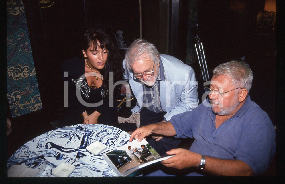 Paolo VILLAGGIO e Luciano DE CRESCENZO - VENEZIA 1990 ca 35 mm vintage slide Diapositiva d'epoca, in formato 35 mm.CONDIZIONI: GOODE' severamente vietata la riproduzione. Tutti i diritti sono riservati.ICharta mette in vendita, sul negozio eBay e in esclusiva sul sito "icharta" il proprio archivio composto da numerose diapositive e negativi fotografici d'epoca, tutti originali e autentici, che attraversano la storia del costume italiano tra gli la fine degli anni Sessanta e Novanta.Si tratta di uno sguardo inedito sull'attualità, la politica, la vita quotidiana, il gossip e la cultura, che fotografa il cambiamento della nazione in quest'ultimo scorcio del XX secolo. Un'occasione unica per il mercato del collezionismo, che vede finalmente disponibile un archivio eccezionale per vastità, tematiche e condizioni, in un settore (il negativo fotografico e la diapositiva) di assoluta novità e dalle interessanti prospettive di investimento.  GOOD/buono   originale e autentica 1