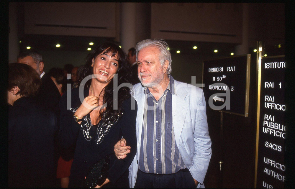 Luciano DE CRESCENZO e Alessandra MONTI - VENEZIA 1990 ca 35 mm vintage slide 14 Diapositiva d'epoca, in formato 35 mm.CONDIZIONI: GOODE' severamente vietata la riproduzione. Tutti i diritti sono riservati.ICharta mette in vendita, sul negozio eBay e in esclusiva sul sito "icharta" il proprio archivio composto da numerose diapositive e negativi fotografici d'epoca, tutti originali e autentici, che attraversano la storia del costume italiano tra gli la fine degli anni Sessanta e Novanta.Si tratta di uno sguardo inedito sull'attualità, la politica, la vita quotidiana, il gossip e la cultura, che fotografa il cambiamento della nazione in quest'ultimo scorcio del XX secolo. Un'occasione unica per il mercato del collezionismo, che vede finalmente disponibile un archivio eccezionale per vastità, tematiche e condizioni, in un settore (il negativo fotografico e la diapositiva) di assoluta novità e dalle interessanti prospettive di investimento.  GOOD/buono   originale e autentica 1