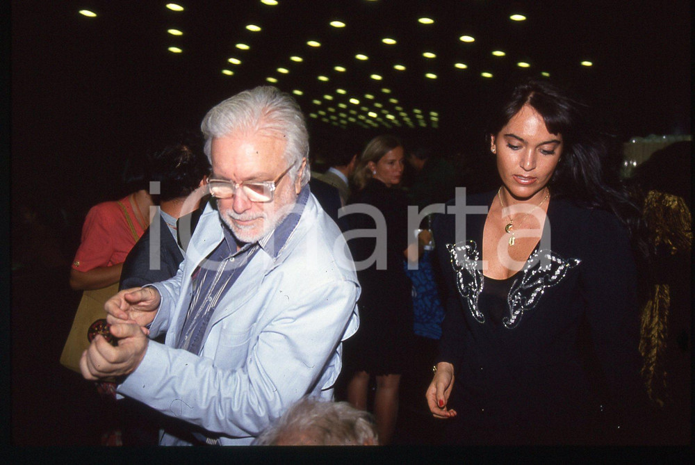 Luciano DE CRESCENZO e Alessandra MONTI - VENEZIA 1990 ca 35 mm vintage slide 15 Diapositiva d'epoca, in formato 35 mm.CONDIZIONI: GOODE' severamente vietata la riproduzione. Tutti i diritti sono riservati.ICharta mette in vendita, sul negozio eBay e in esclusiva sul sito "icharta" il proprio archivio composto da numerose diapositive e negativi fotografici d'epoca, tutti originali e autentici, che attraversano la storia del costume italiano tra gli la fine degli anni Sessanta e Novanta.Si tratta di uno sguardo inedito sull'attualità, la politica, la vita quotidiana, il gossip e la cultura, che fotografa il cambiamento della nazione in quest'ultimo scorcio del XX secolo. Un'occasione unica per il mercato del collezionismo, che vede finalmente disponibile un archivio eccezionale per vastità, tematiche e condizioni, in un settore (il negativo fotografico e la diapositiva) di assoluta novità e dalle interessanti prospettive di investimento.  GOOD/buono   originale e autentica 1