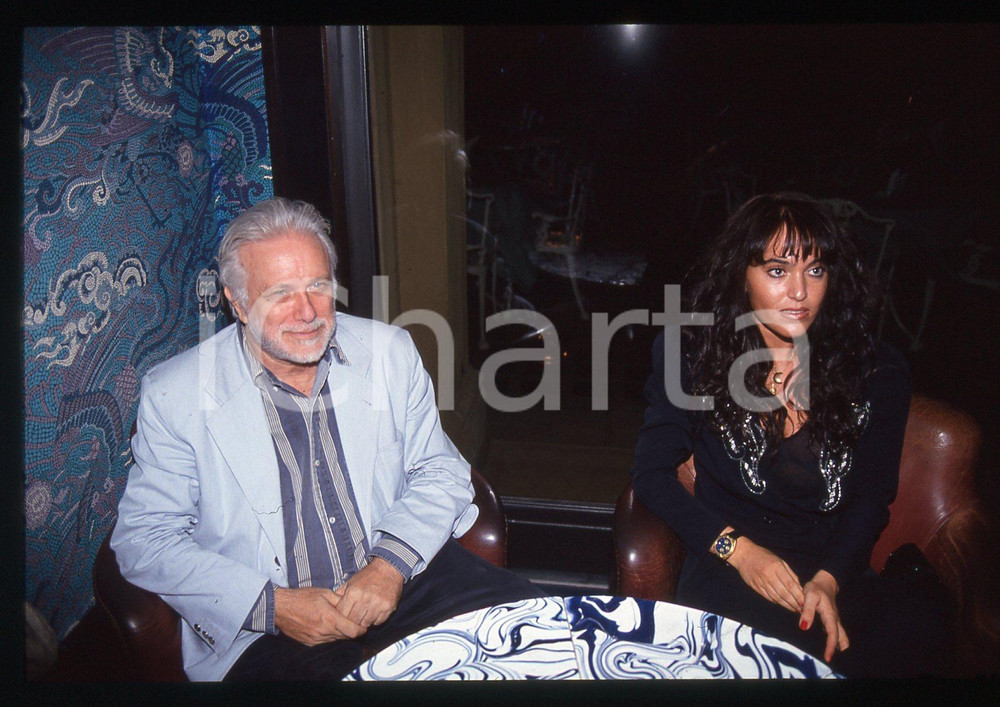 Luciano DE CRESCENZO e Alessandra MONTI - VENEZIA 1990 ca 35 mm vintage slide 19 Diapositiva d'epoca, in formato 35 mm.CONDIZIONI: GOODE' severamente vietata la riproduzione. Tutti i diritti sono riservati.ICharta mette in vendita, sul negozio eBay e in esclusiva sul sito "icharta" il proprio archivio composto da numerose diapositive e negativi fotografici d'epoca, tutti originali e autentici, che attraversano la storia del costume italiano tra gli la fine degli anni Sessanta e Novanta.Si tratta di uno sguardo inedito sull'attualità, la politica, la vita quotidiana, il gossip e la cultura, che fotografa il cambiamento della nazione in quest'ultimo scorcio del XX secolo. Un'occasione unica per il mercato del collezionismo, che vede finalmente disponibile un archivio eccezionale per vastità, tematiche e condizioni, in un settore (il negativo fotografico e la diapositiva) di assoluta novità e dalle interessanti prospettive di investimento.  GOOD/buono   originale e autentica 1