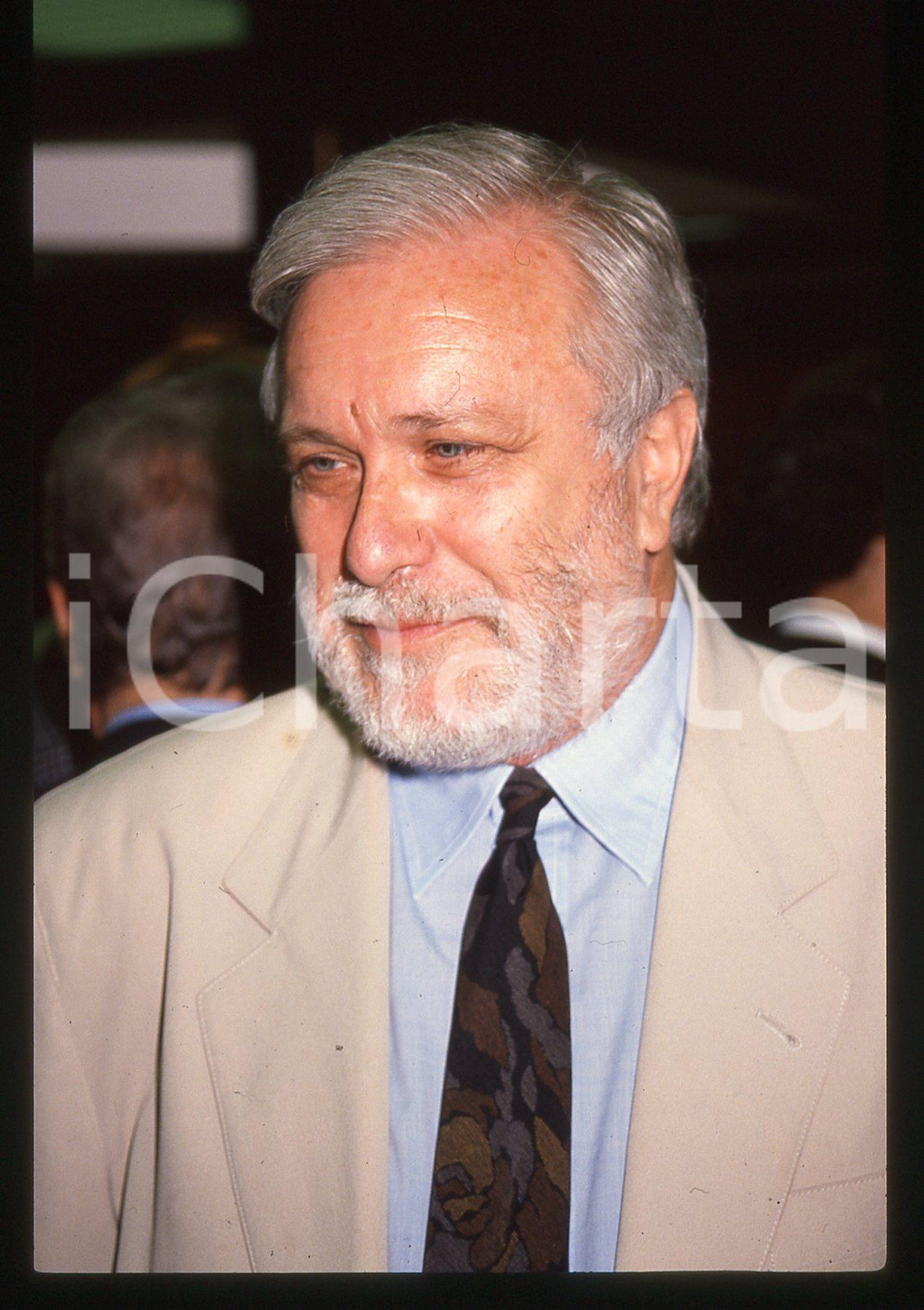 Luciano DE CRESCENZO - COSTUME - 1995 ca 35 mm vintage slide 64 Diapositiva d'epoca, in formato 35 mm.CONDIZIONI: GOODE' severamente vietata la riproduzione. Tutti i diritti sono riservati.ICharta mette in vendita, sul negozio eBay e in esclusiva sul sito "icharta" il proprio archivio composto da numerose diapositive e negativi fotografici d'epoca, tutti originali e autentici, che attraversano la storia del costume italiano tra gli la fine degli anni Sessanta e Novanta.Si tratta di uno sguardo inedito sull'attualità, la politica, la vita quotidiana, il gossip e la cultura, che fotografa il cambiamento della nazione in quest'ultimo scorcio del XX secolo. Un'occasione unica per il mercato del collezionismo, che vede finalmente disponibile un archivio eccezionale per vastità, tematiche e condizioni, in un settore (il negativo fotografico e la diapositiva) di assoluta novità e dalle interessanti prospettive di investimento.  GOOD/buono   originale e autentica 1