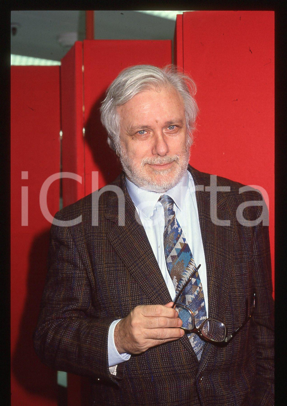 Luciano DE CRESCENZO - COSTUME - 1995 ca 35 mm vintage slide 65 Diapositiva d'epoca, in formato 35 mm.CONDIZIONI: GOODE' severamente vietata la riproduzione. Tutti i diritti sono riservati.Nella diapositiva ICharta mette in vendita, sul negozio eBay e in esclusiva sul sito "icharta" il proprio archivio composto da numerose diapositive e negativi fotografici d'epoca, tutti originali e autentici, che attraversano la storia del costume italiano tra gli la fine degli anni Sessanta e Novanta.Si tratta di uno sguardo inedito sull'attualit&agrave;, la politica, la vita quotidiana, il gossip e la cultura, che fotografa il cambiamento della nazione in quest'ultimo scorcio del XX secolo. Un'occasione unica per il mercato del collezionismo, che vede finalmente disponibile un archivio eccezionale per vastit&agrave;, tematiche e condizioni, in un settore (il negativo fotografico e la diapositiva) di assoluta novit&agrave; e dalle interessanti prospettive di investimento.  GOOD/buono   originale e autentica 1